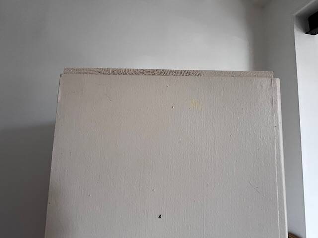 White 2-door bonnet cabinet