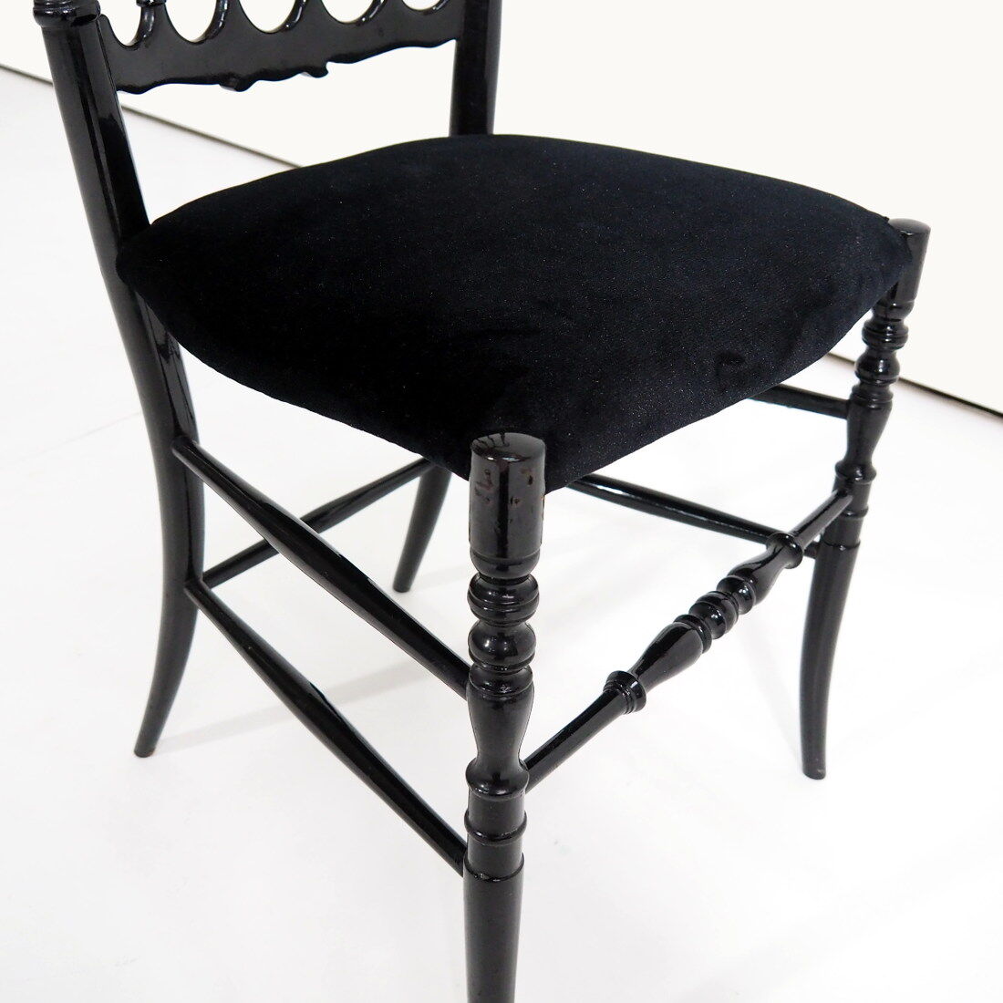 Decorative 'Chiavari' chair designed by Gaetano Descalzi