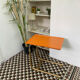 Table d’appoint vintage Werzalit – années 60/70 – plateau orange