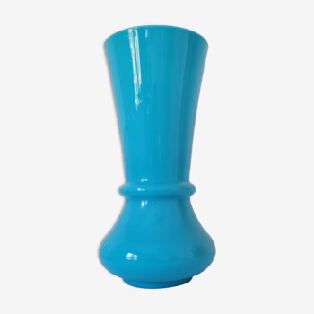 Vase en opaline de foire bleue