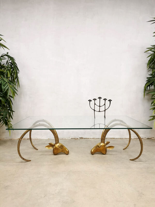 table basse du milieu du siècle 'Majestic brass ibex heads'