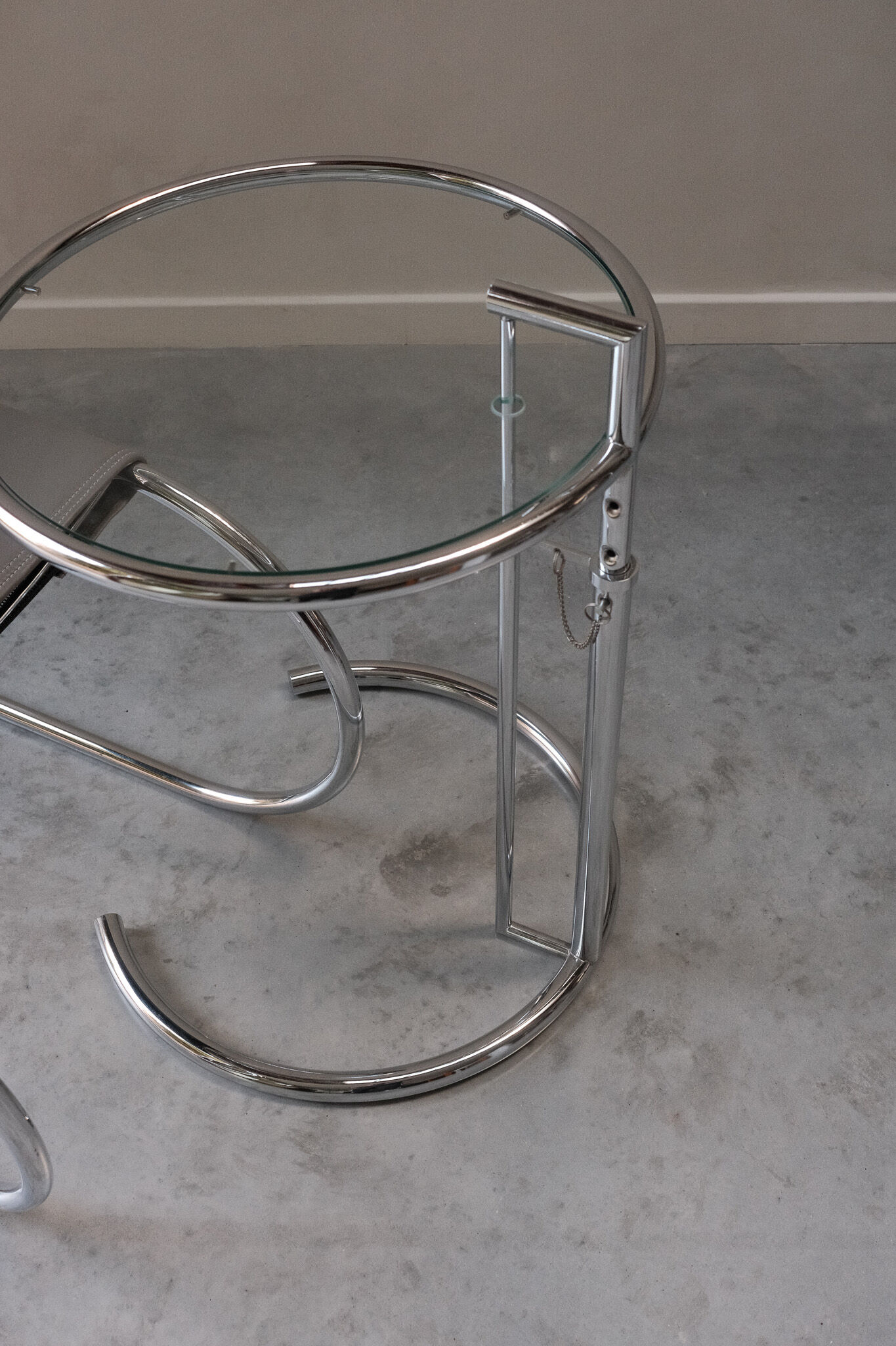 Fauteuil et table d'appoint (dans le style de Ludwig Mies van der Rohe et Eileen Gray)