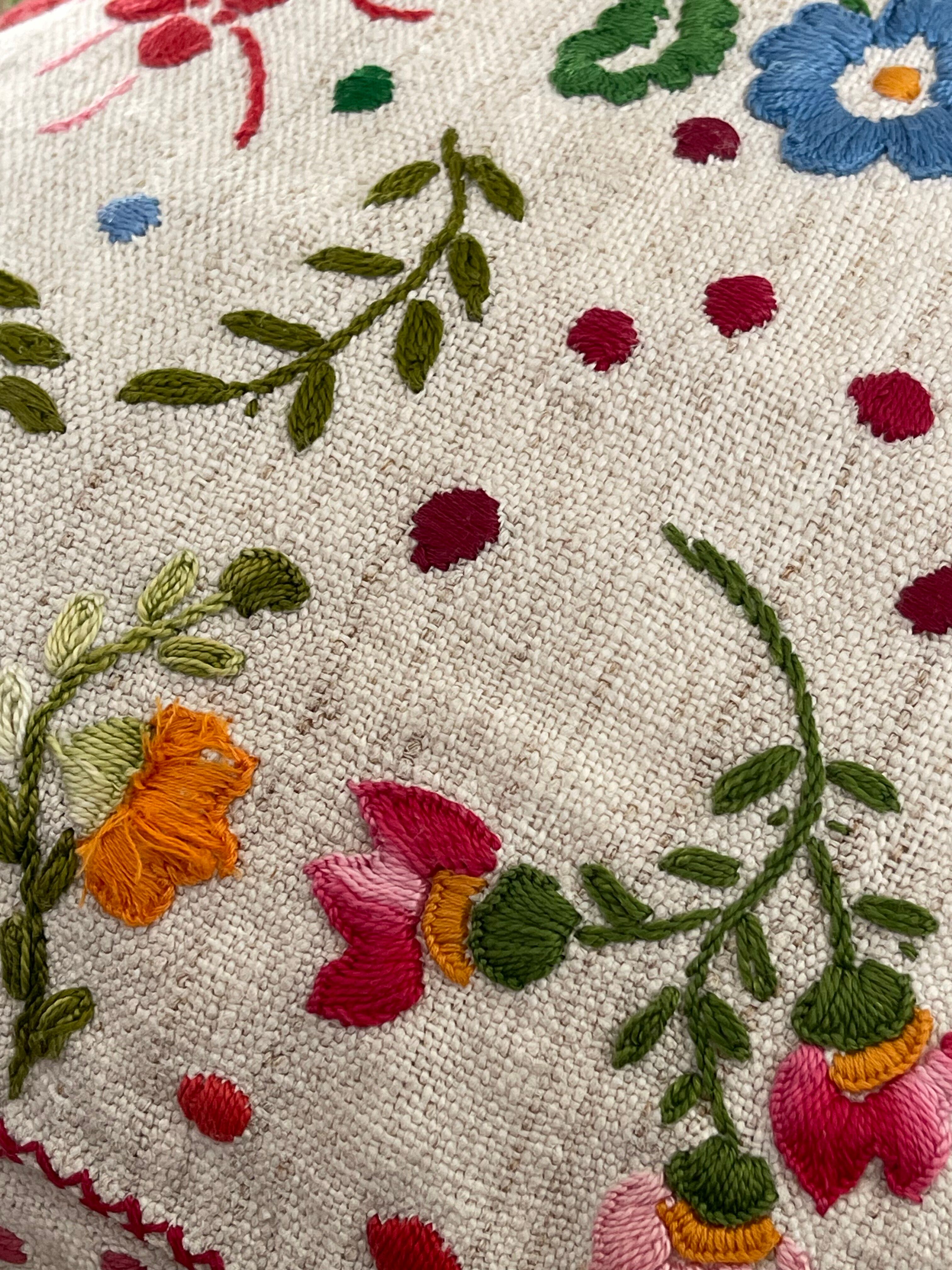 Cushion in hand-embroidered hemp.