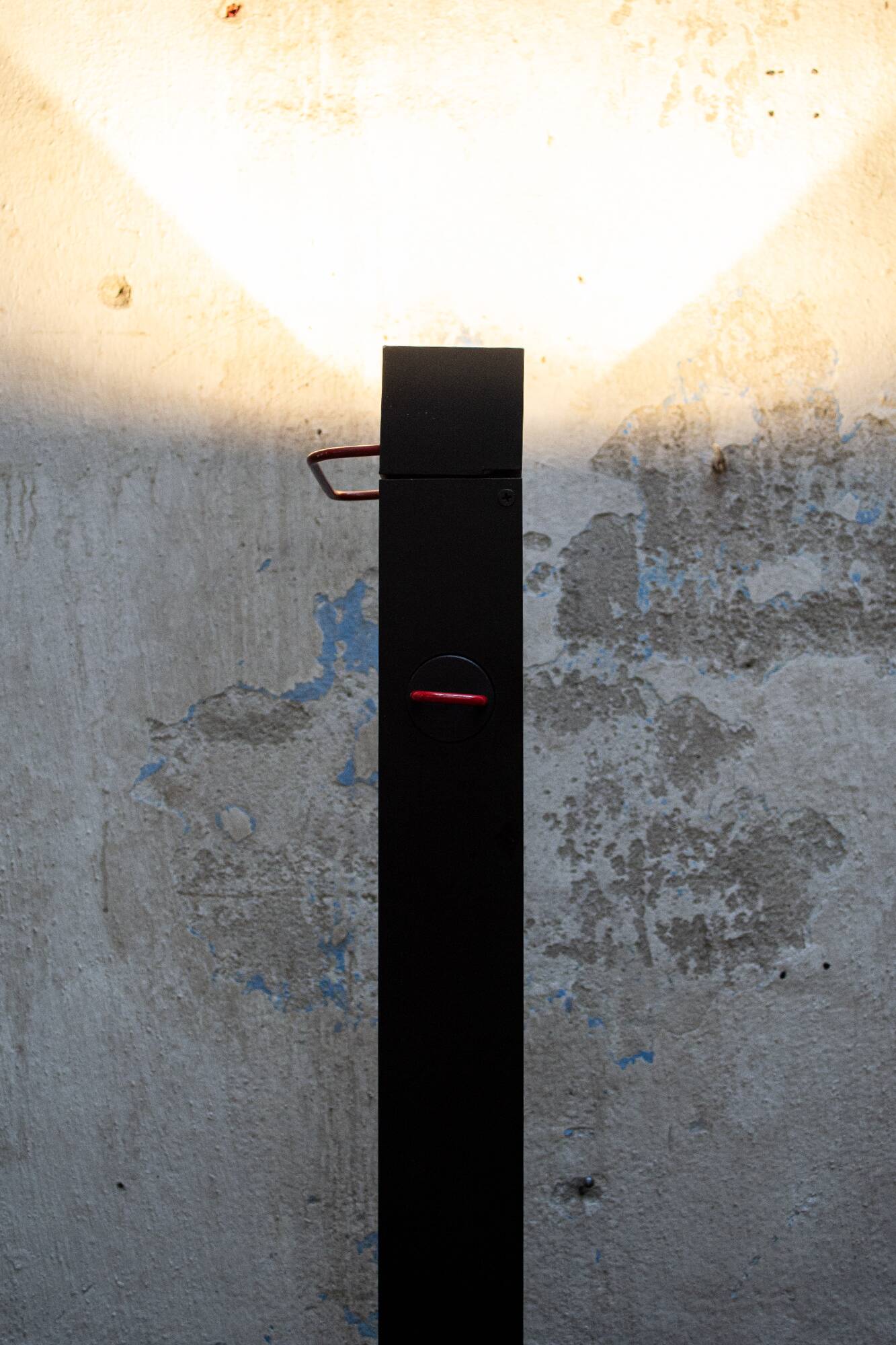 Rare lampadaire en métal laqué et plastique. Designer Emilio Ambasz Producteur Stilnovo