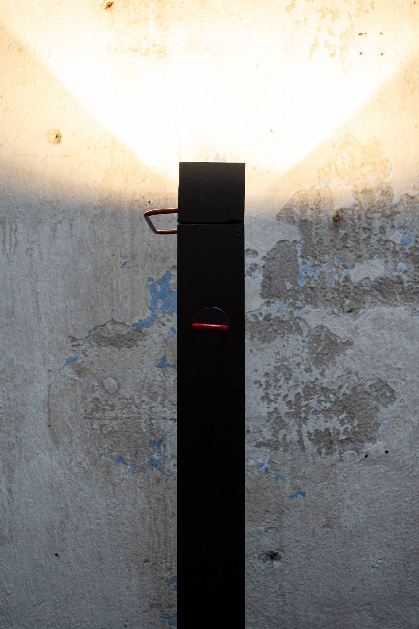 Rare lampadaire en métal laqué et plastique. Designer Emilio Ambasz Producteur Stilnovo