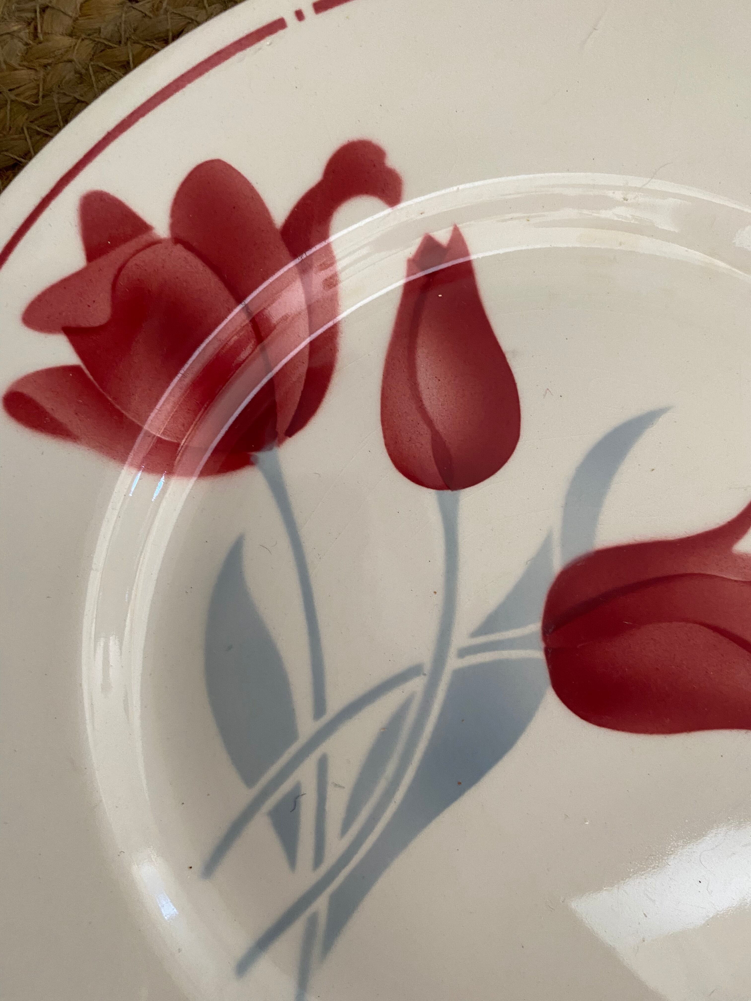 Old flat plates in red, green and blue gray.