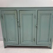 Buffet parisien de cuisine a trois portes en hêtre patiné XX siècle
