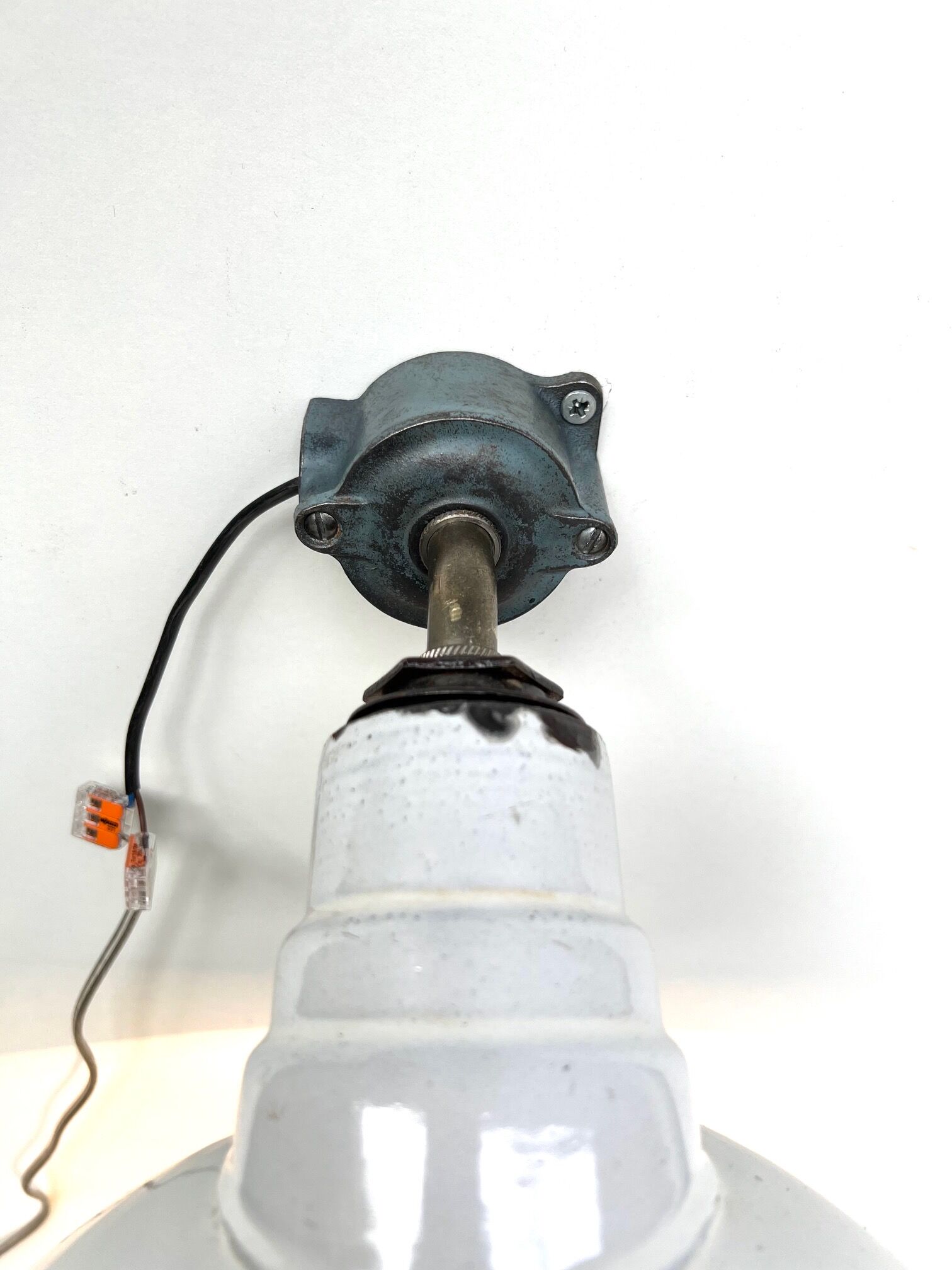 White enamelle tole wall lamp ø 31 cm brand benjamin usa