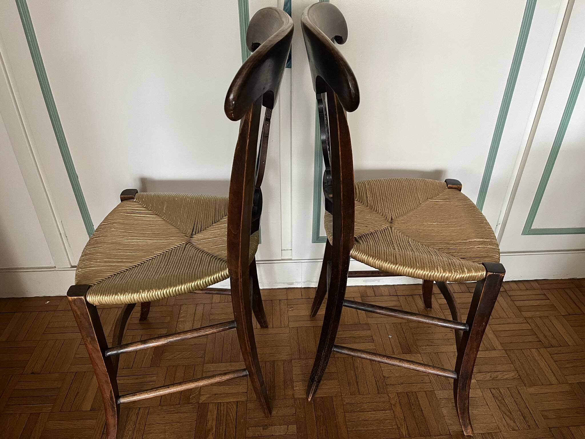 Paire de chaises Directoire en noyer, France circa 1810-1830