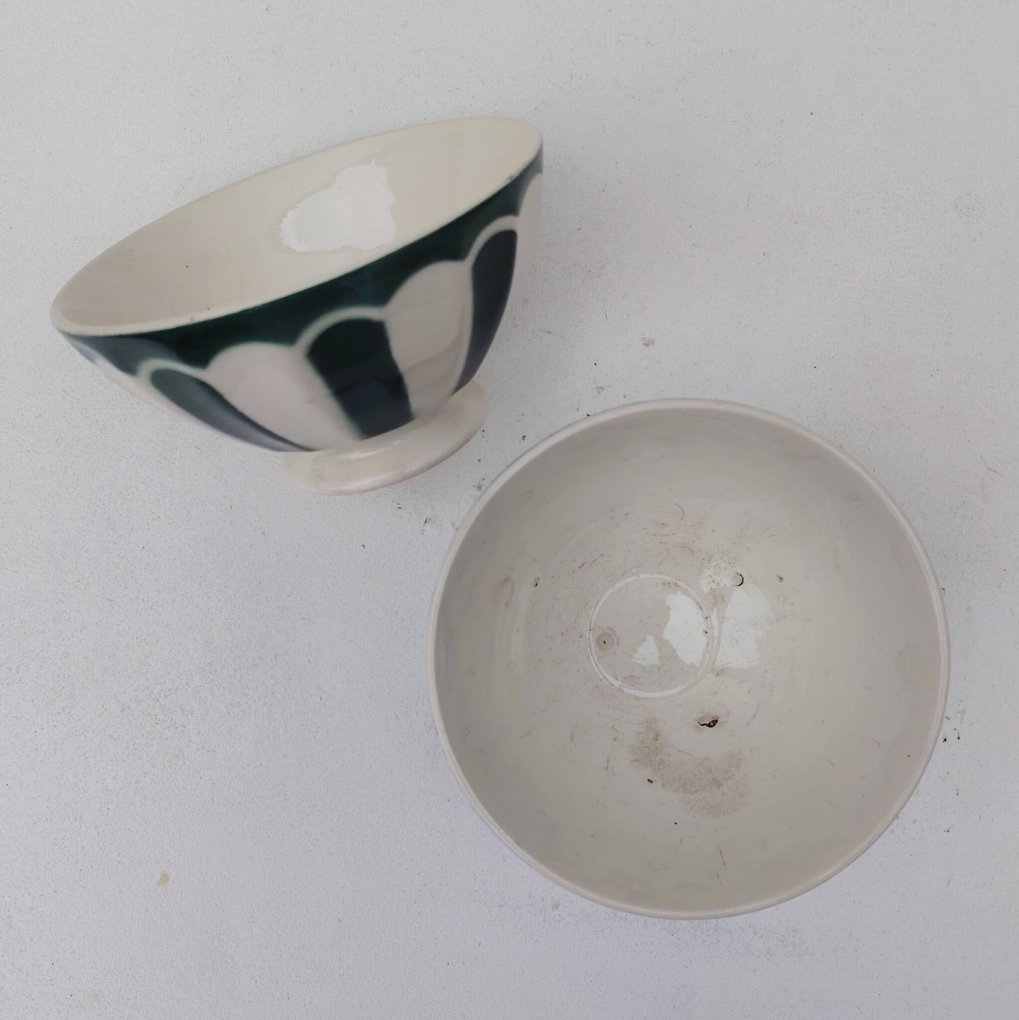 Pair of bowls, Sarreguemines earthenware, geometric design.