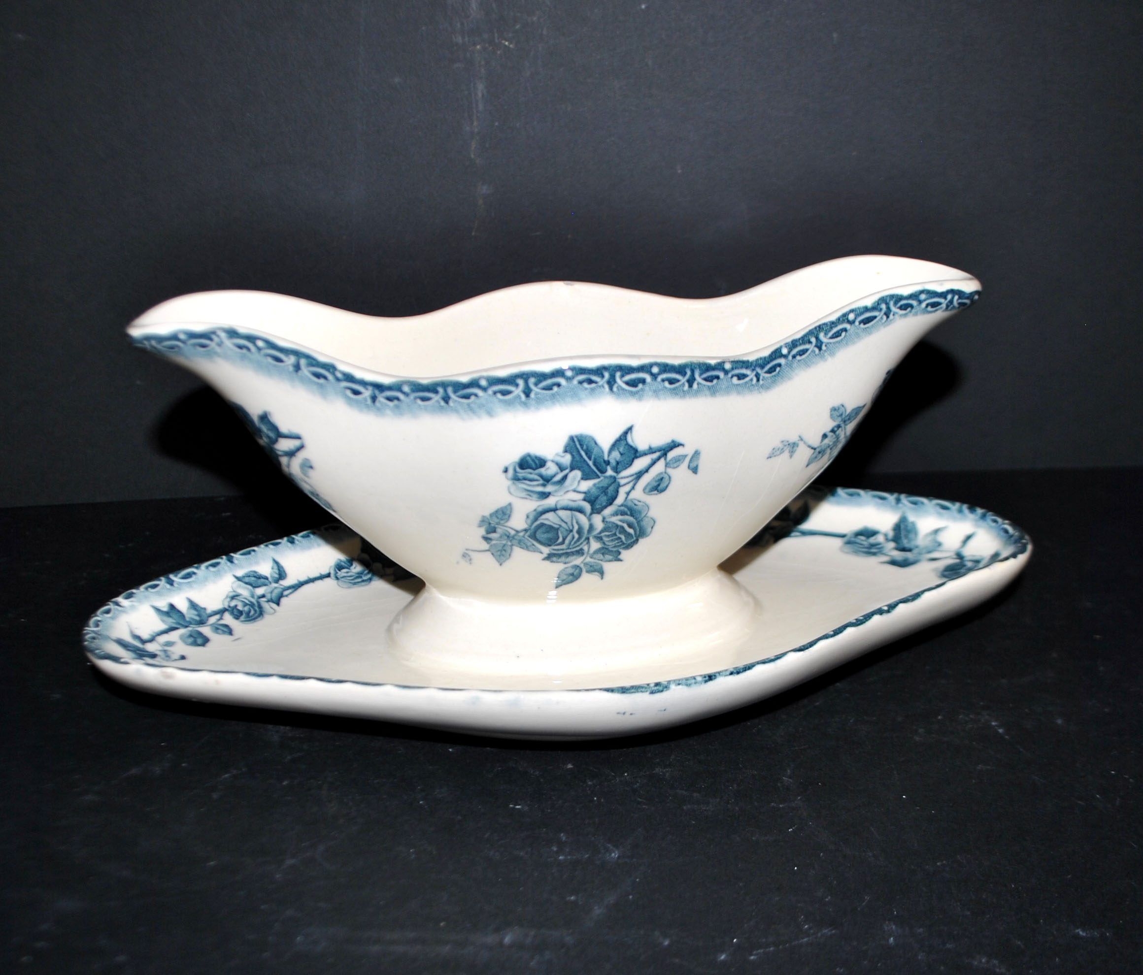 Saucière Choisy Le Roi décor fleuri roses bleu vert Hippolyte Boulenger 1900