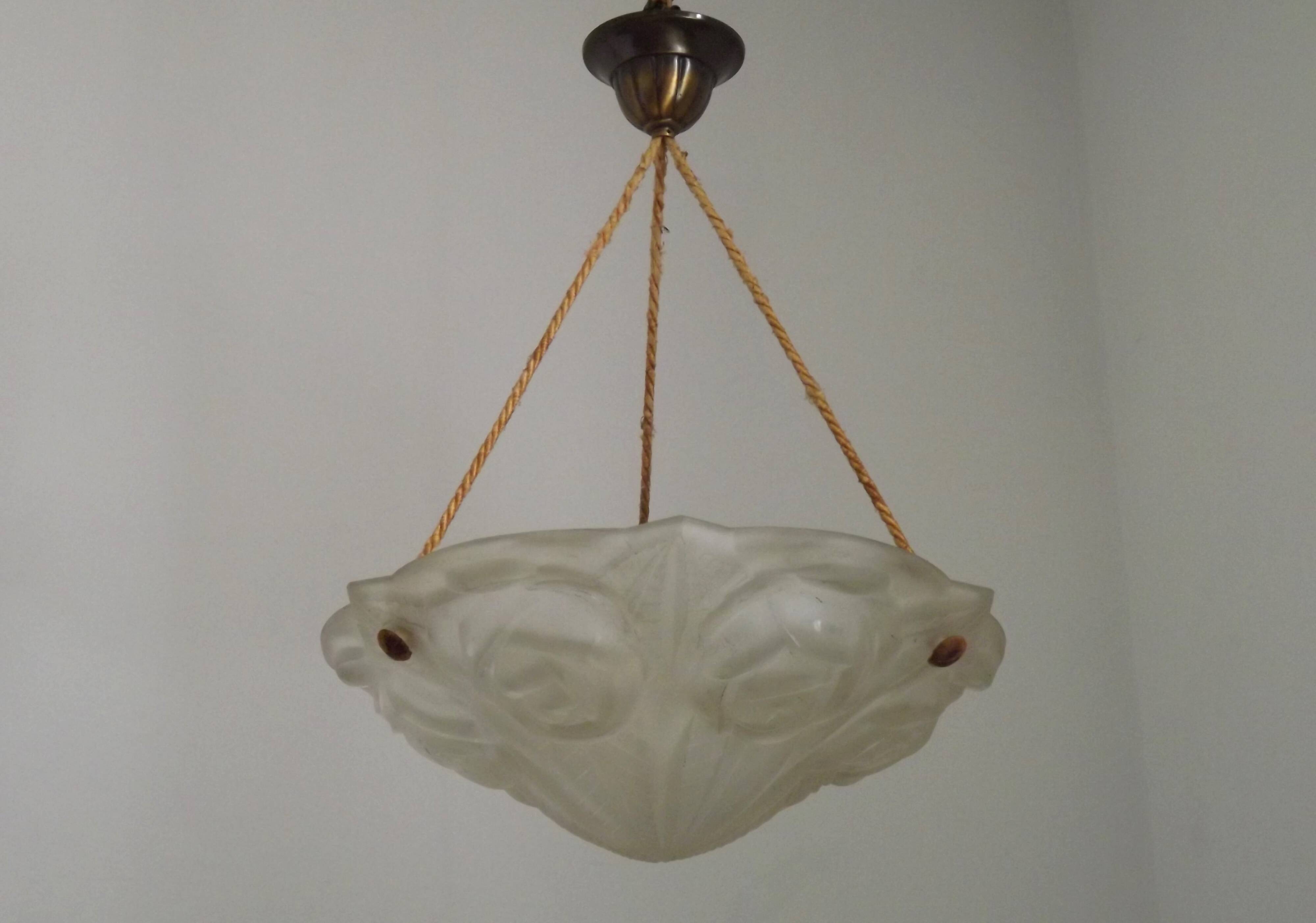 Plafonnier en verre Art Déco à décor de roses par Degué, vers 1930