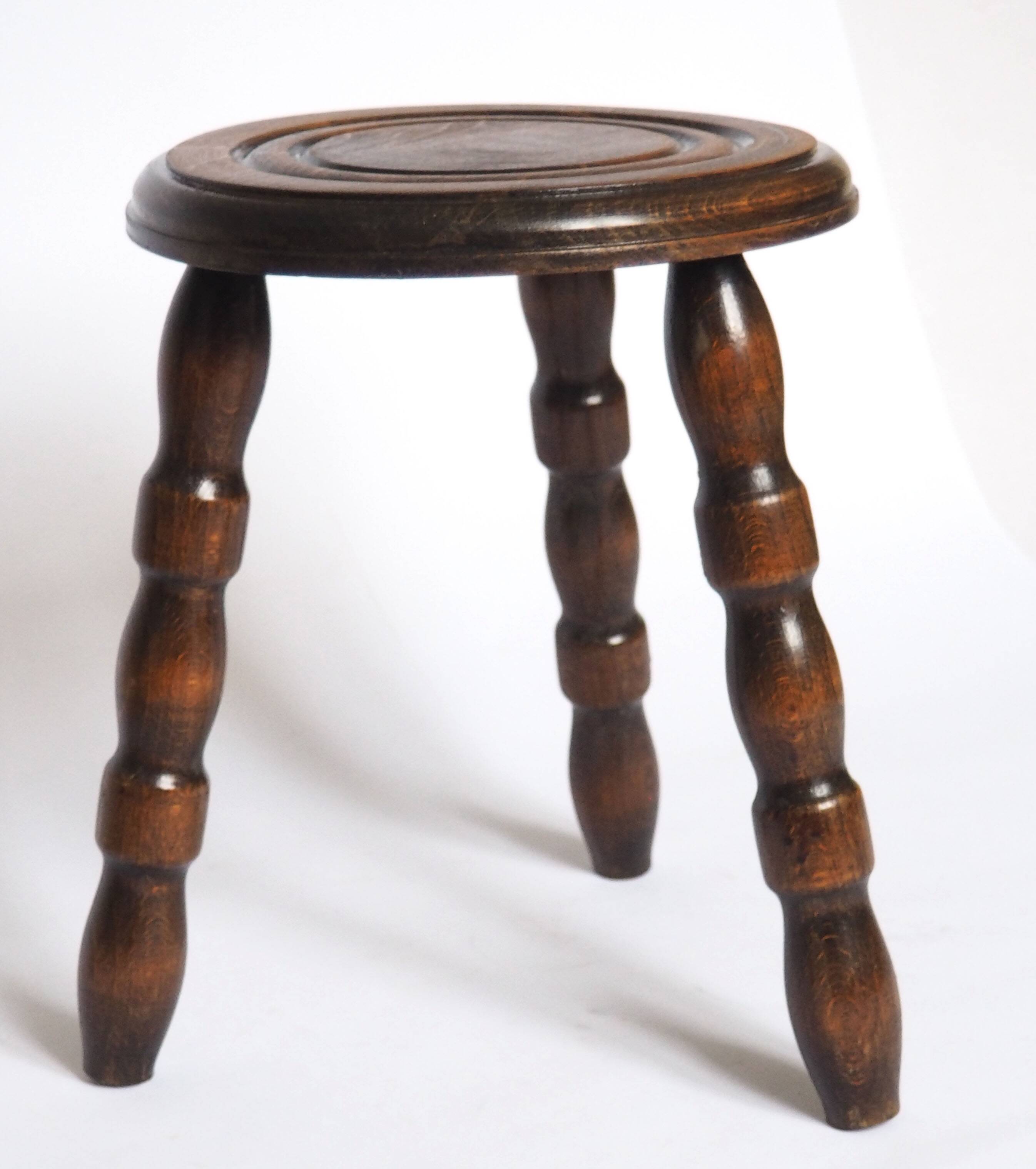 Tabouret tripode bois tourné
