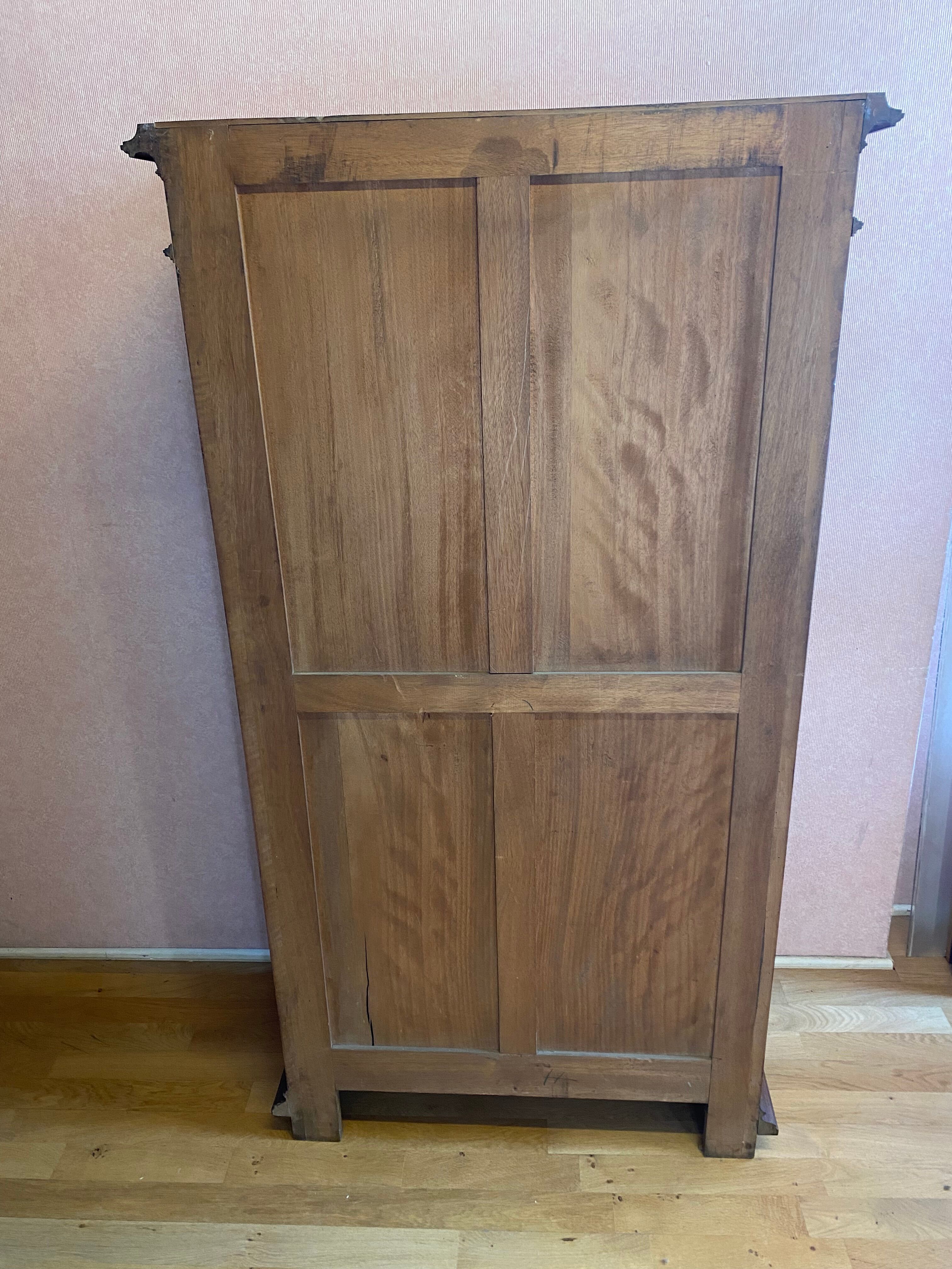 Vitrine noyer, verres biseautés