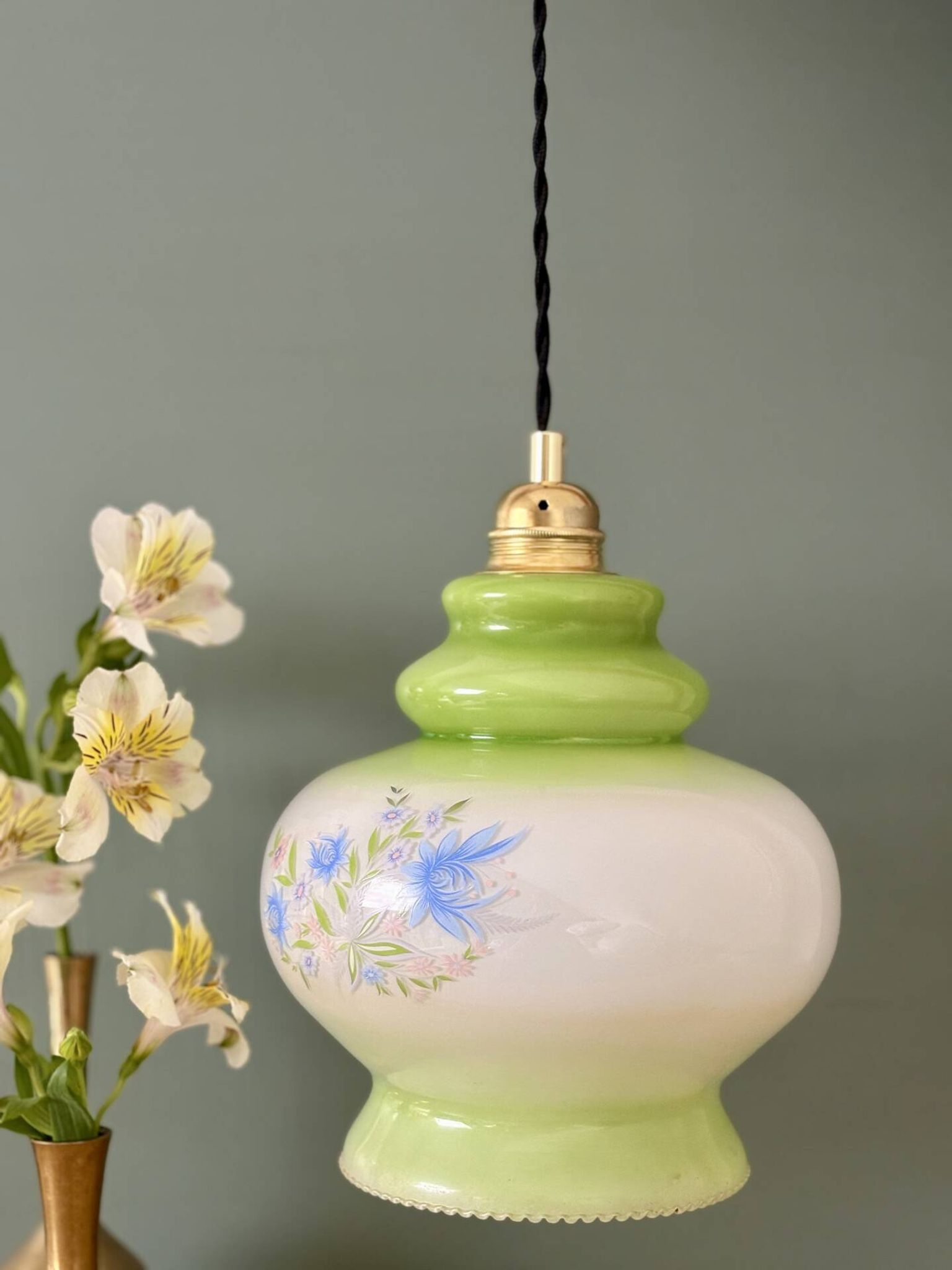 Vintage suspension globe in white and green opaline.