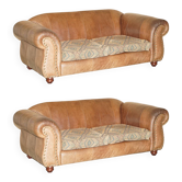 Paire de canapés vintage en cuir Thomas Lloyd avec coussins Kilim