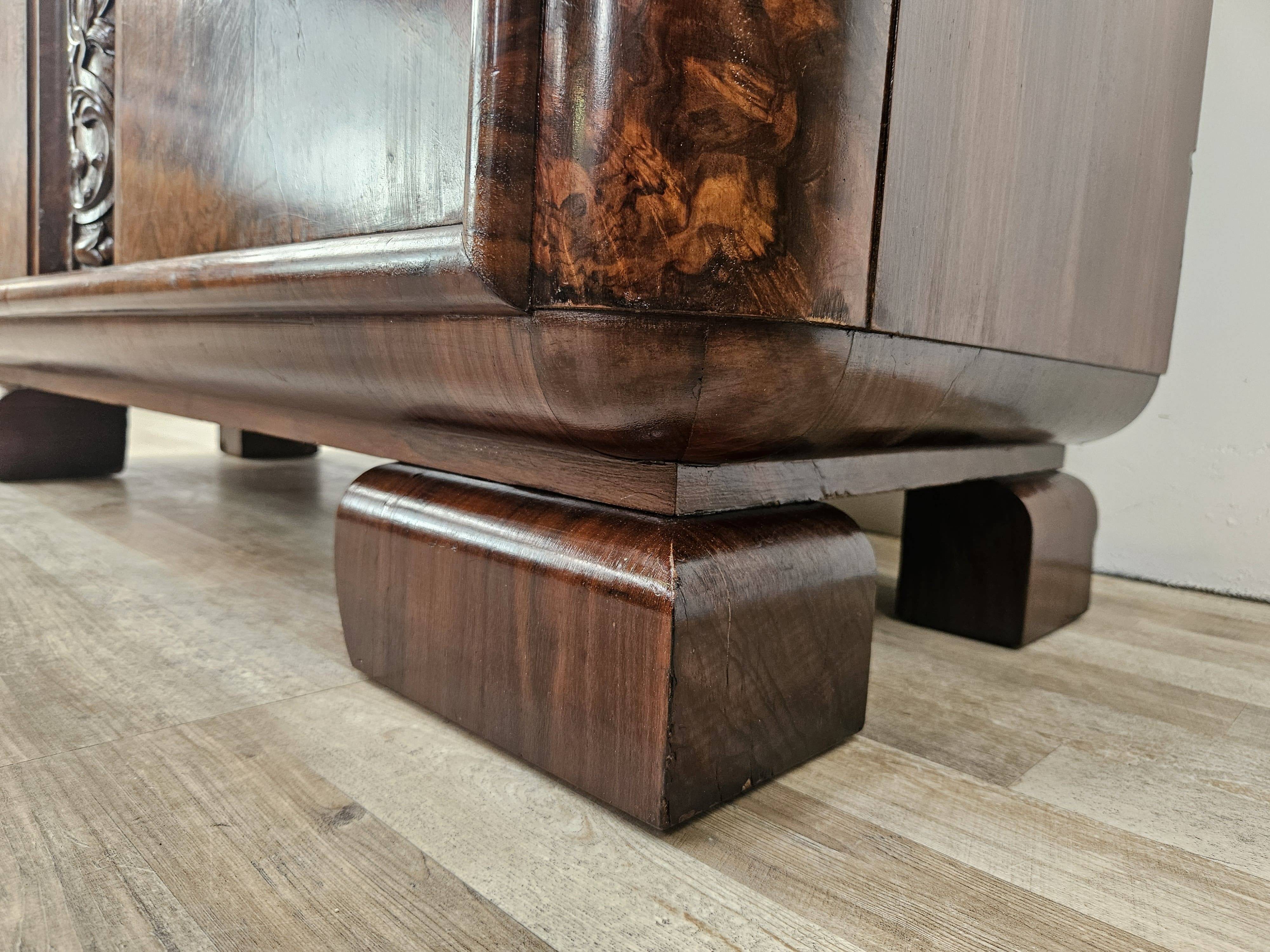 Vitrine Art Déco des années 1930 en noyer et racine de noyer