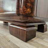 1930s Art Decò display cabinet in walnut and walnut root