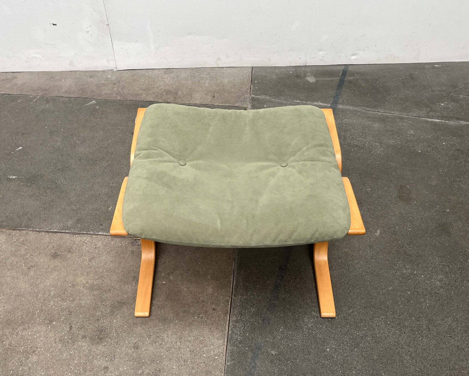 Mid-century Norwegian Siesta pouf in nubuck leather by Ingmar Relling for Westnofa, 1960s.