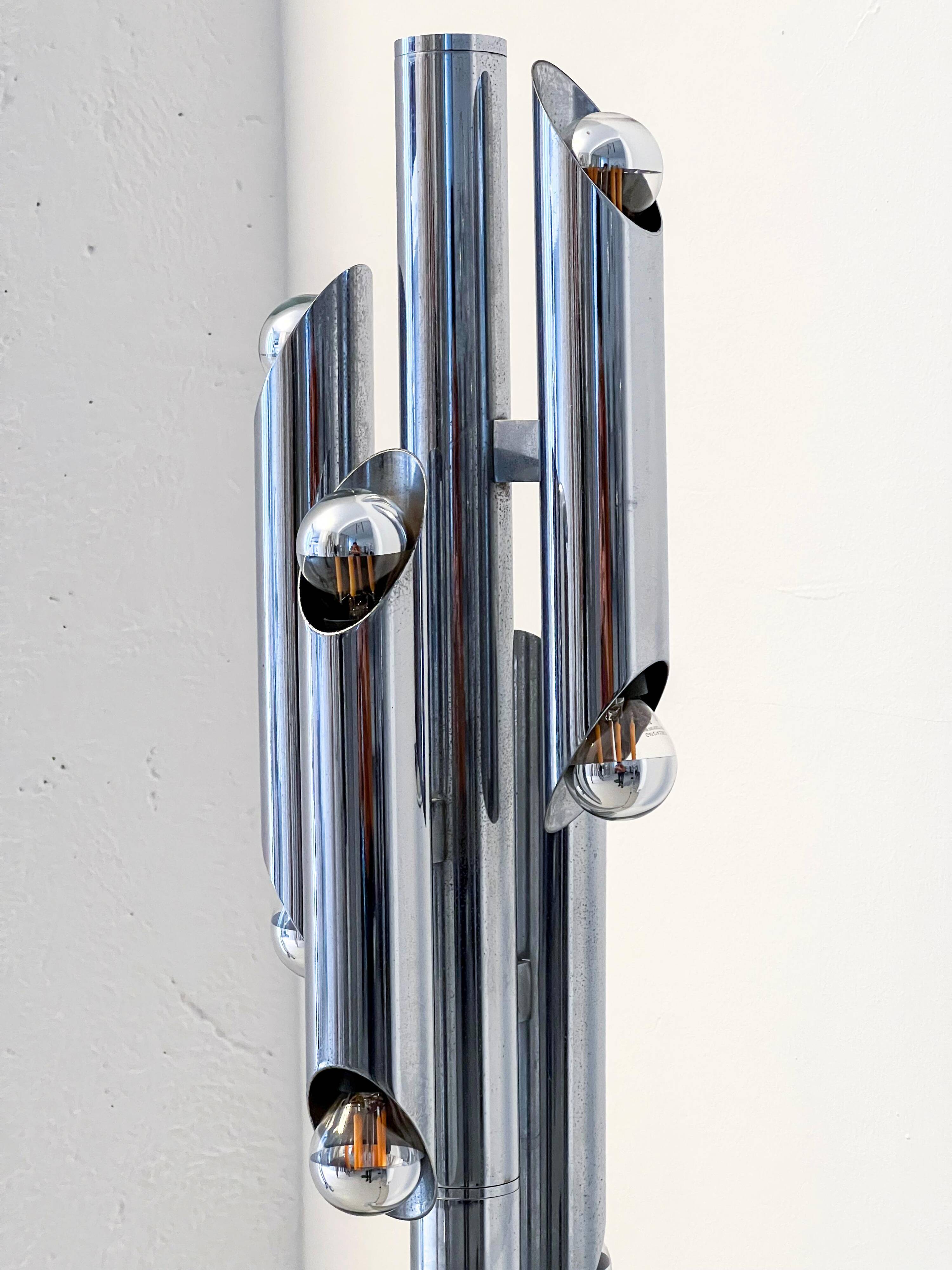 Sculptural tubular floor lamp in chrome metal, Space Age, Reggiani style