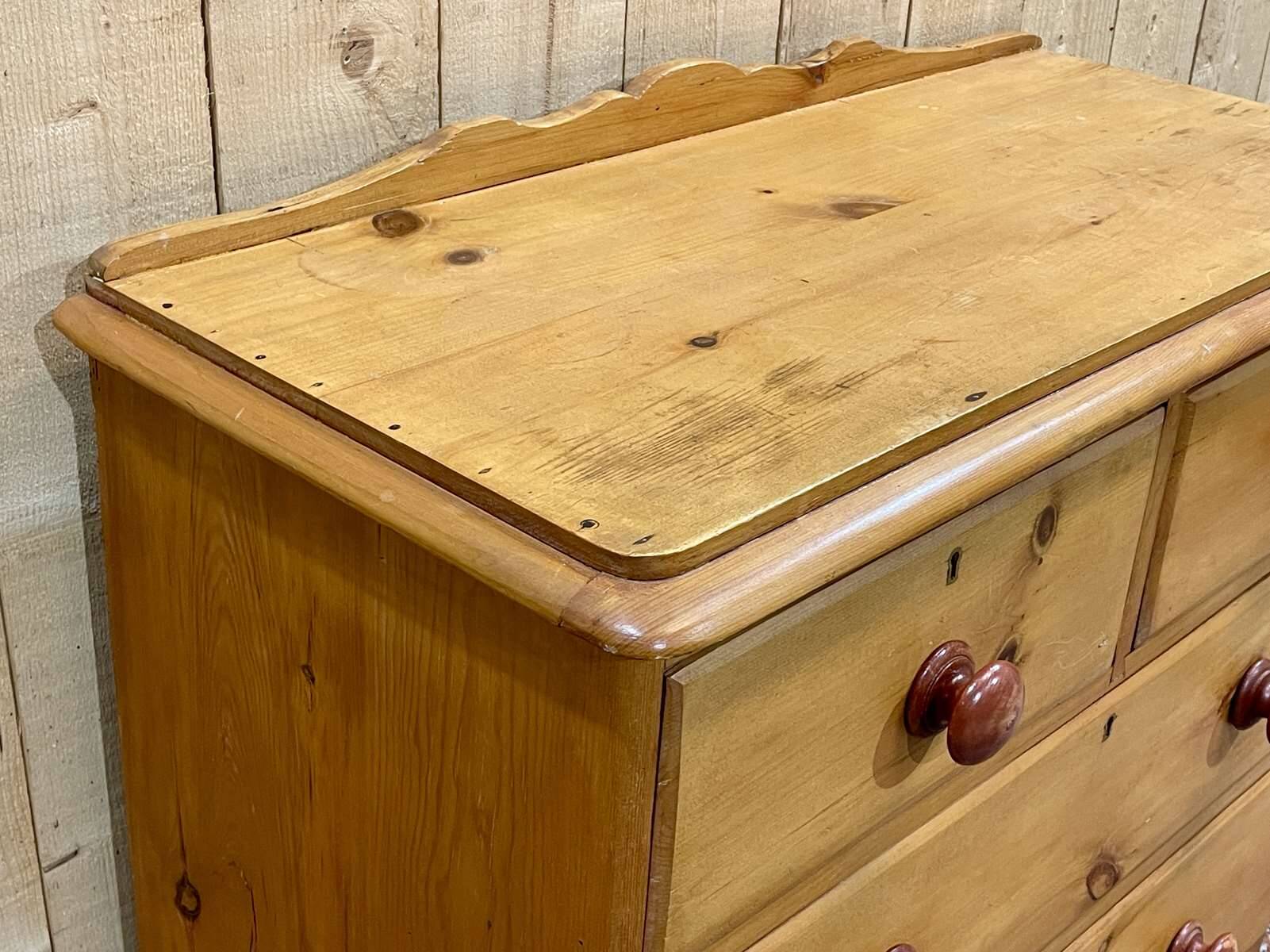 English chest of drawers in pine from the end of the 19th century, 4 drawers