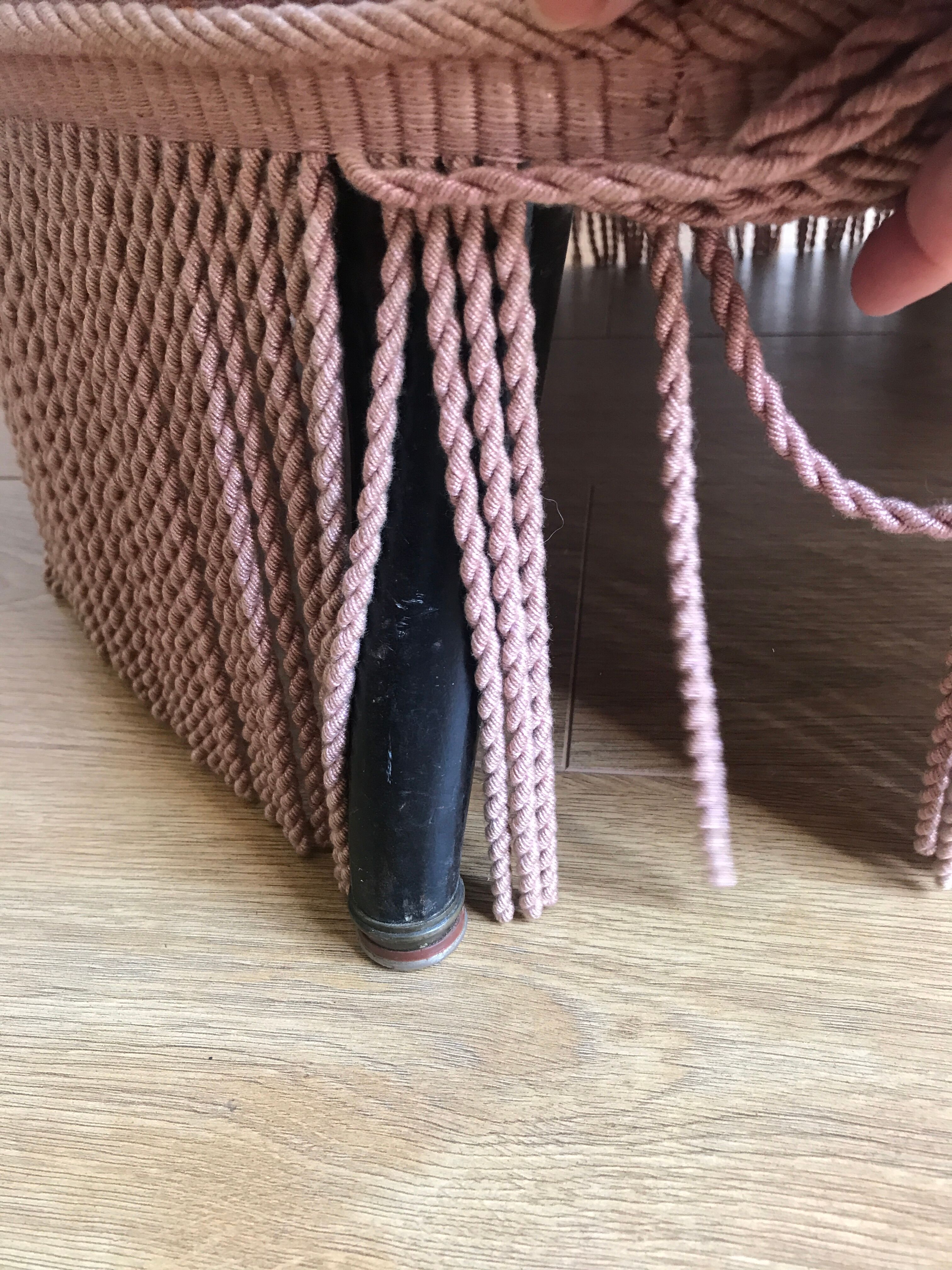 Fauteuil crapaud vintage rose en velours a franges