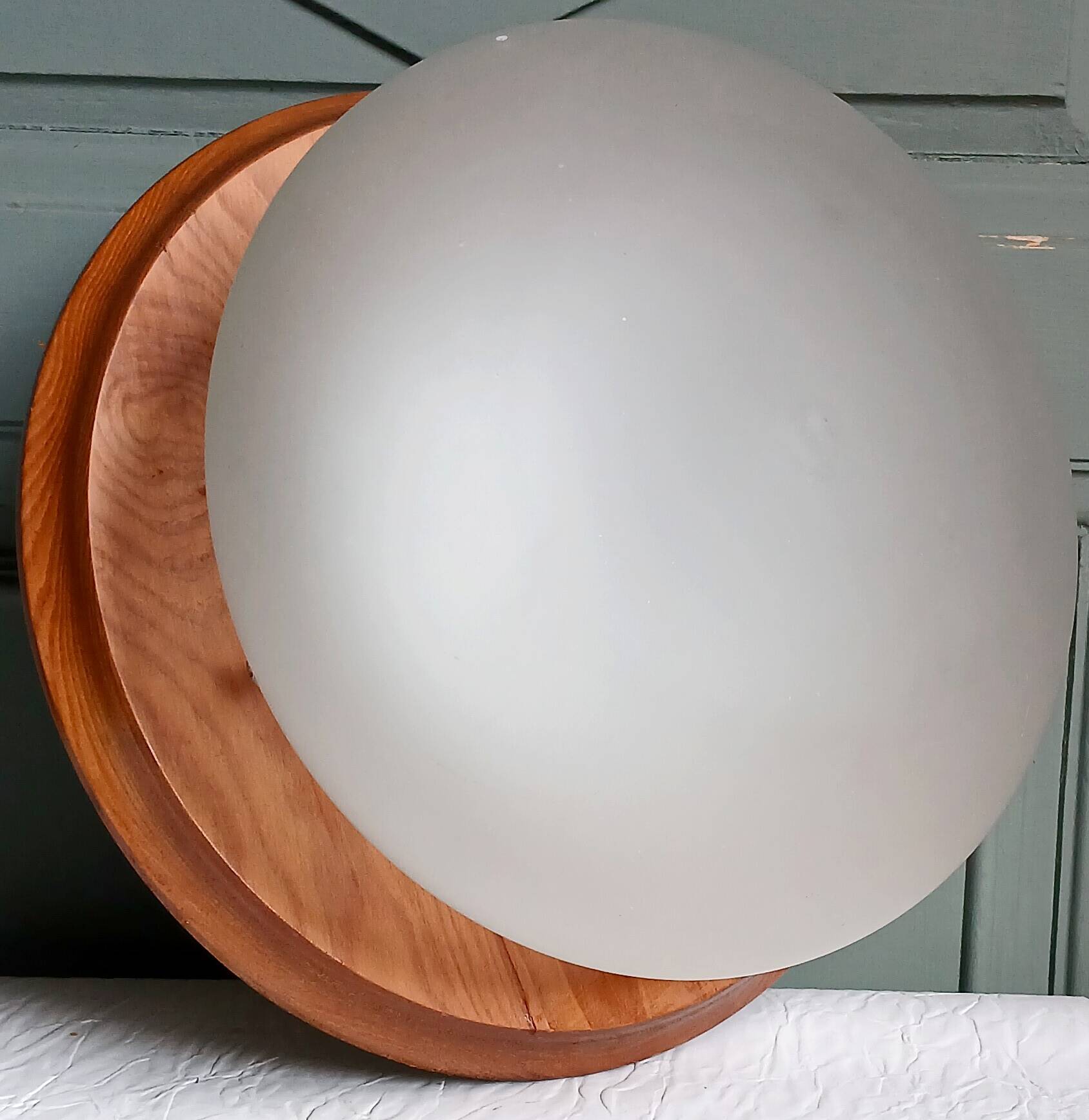 Mushroom lamp in solid pine and opal glass, circa 1980.