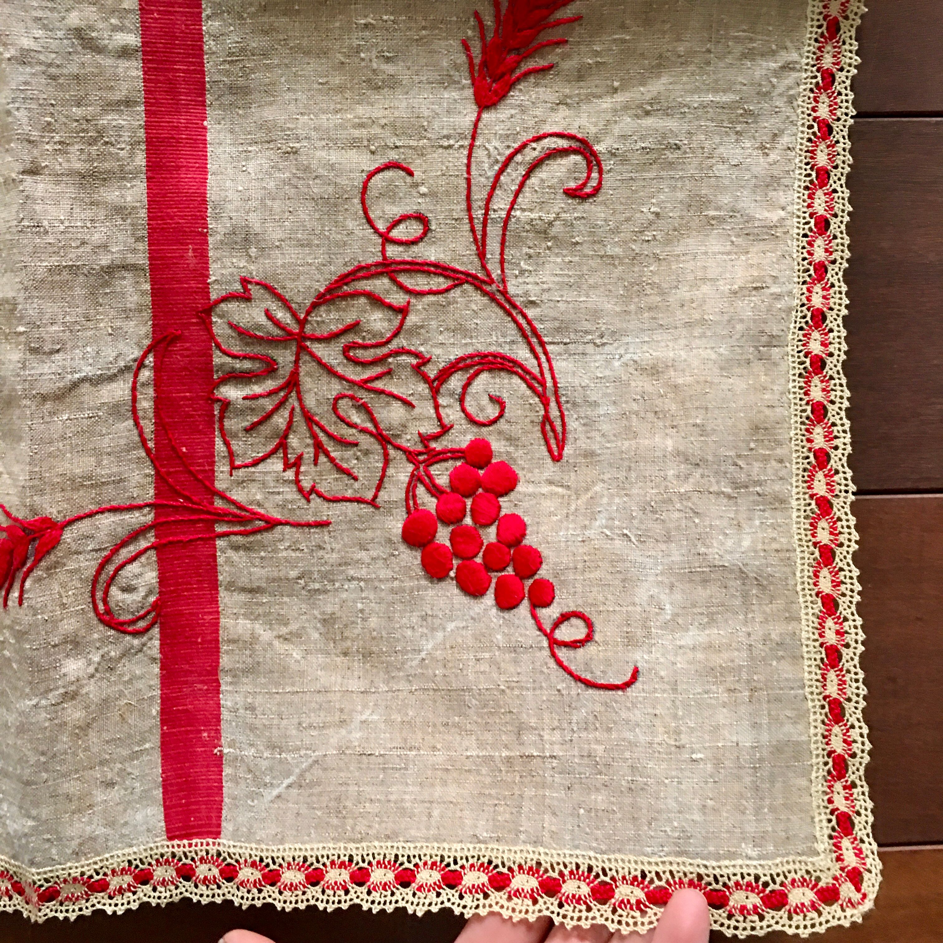 Nappe brodée tissu ancien 131 x 156 cm