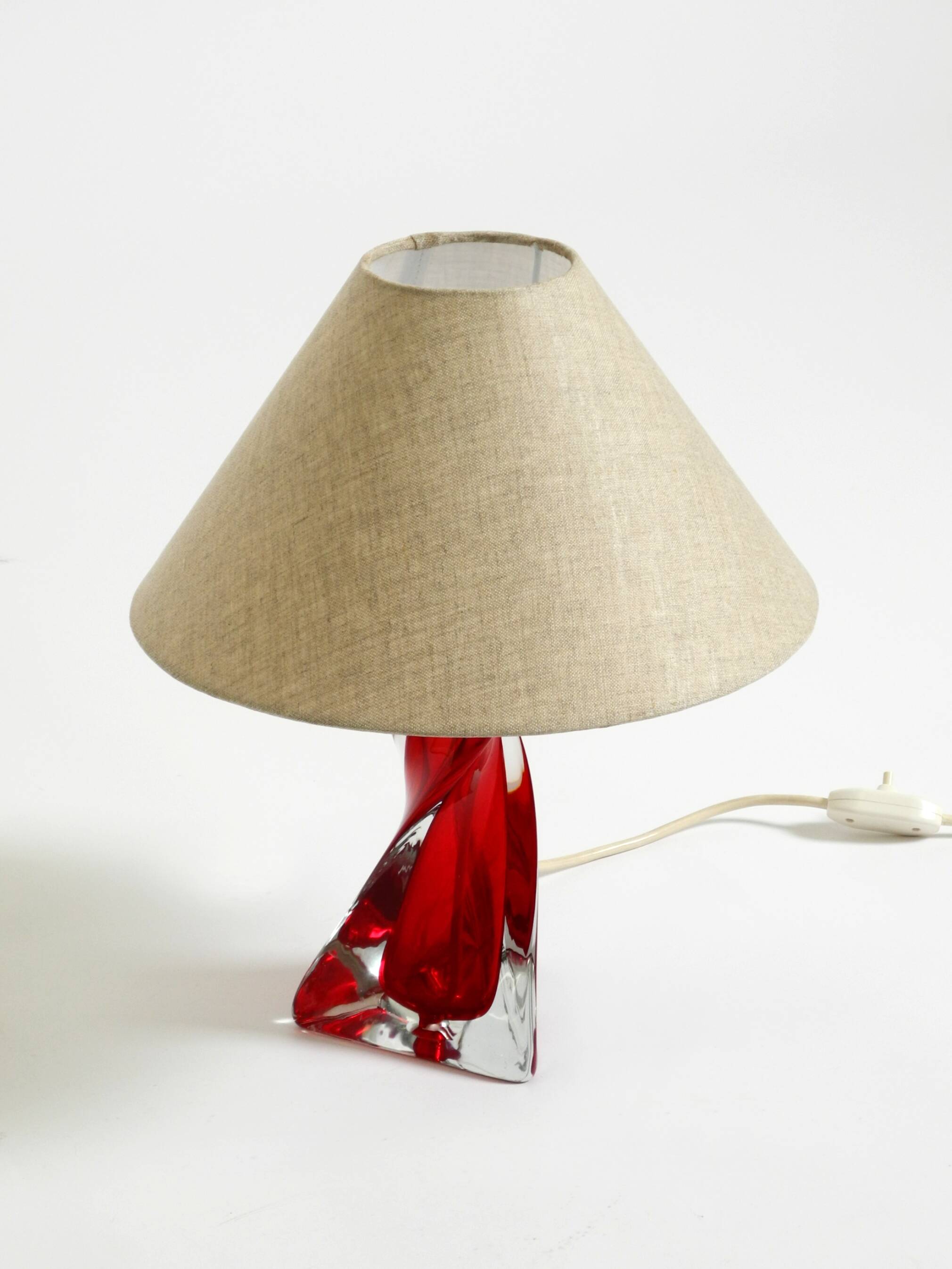 Lampe de table du milieu du siècle en verre cristal solide rouge et transparent.
