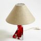 Lampe de table du milieu du siècle en verre cristal solide rouge et transparent.