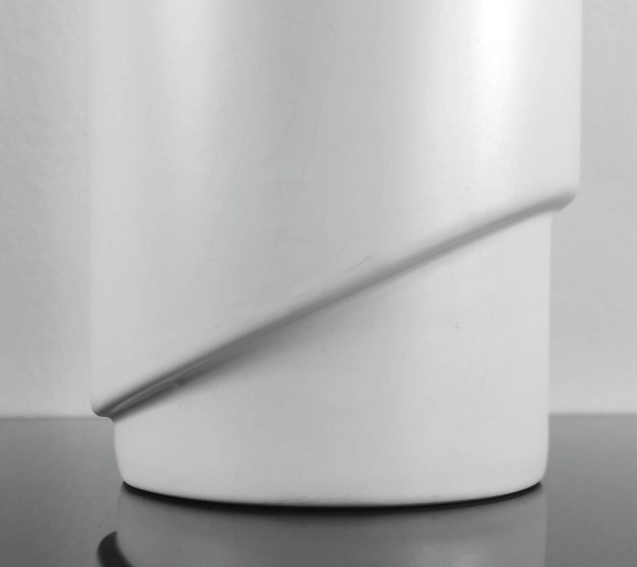 Vase moderniste en céramique blanche – Design Jeroen Bechtold