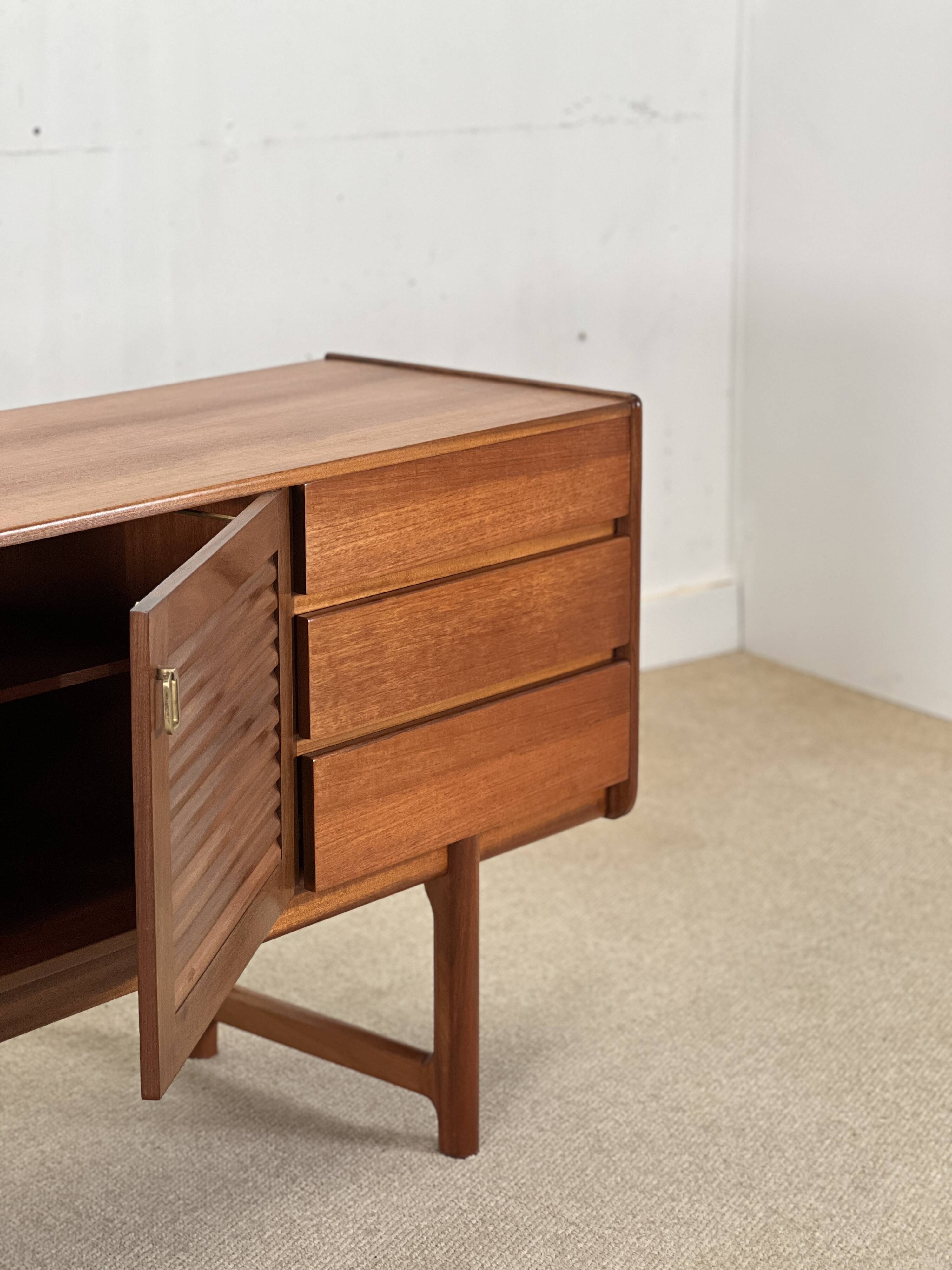 Buffet Mcintosh en noyer.