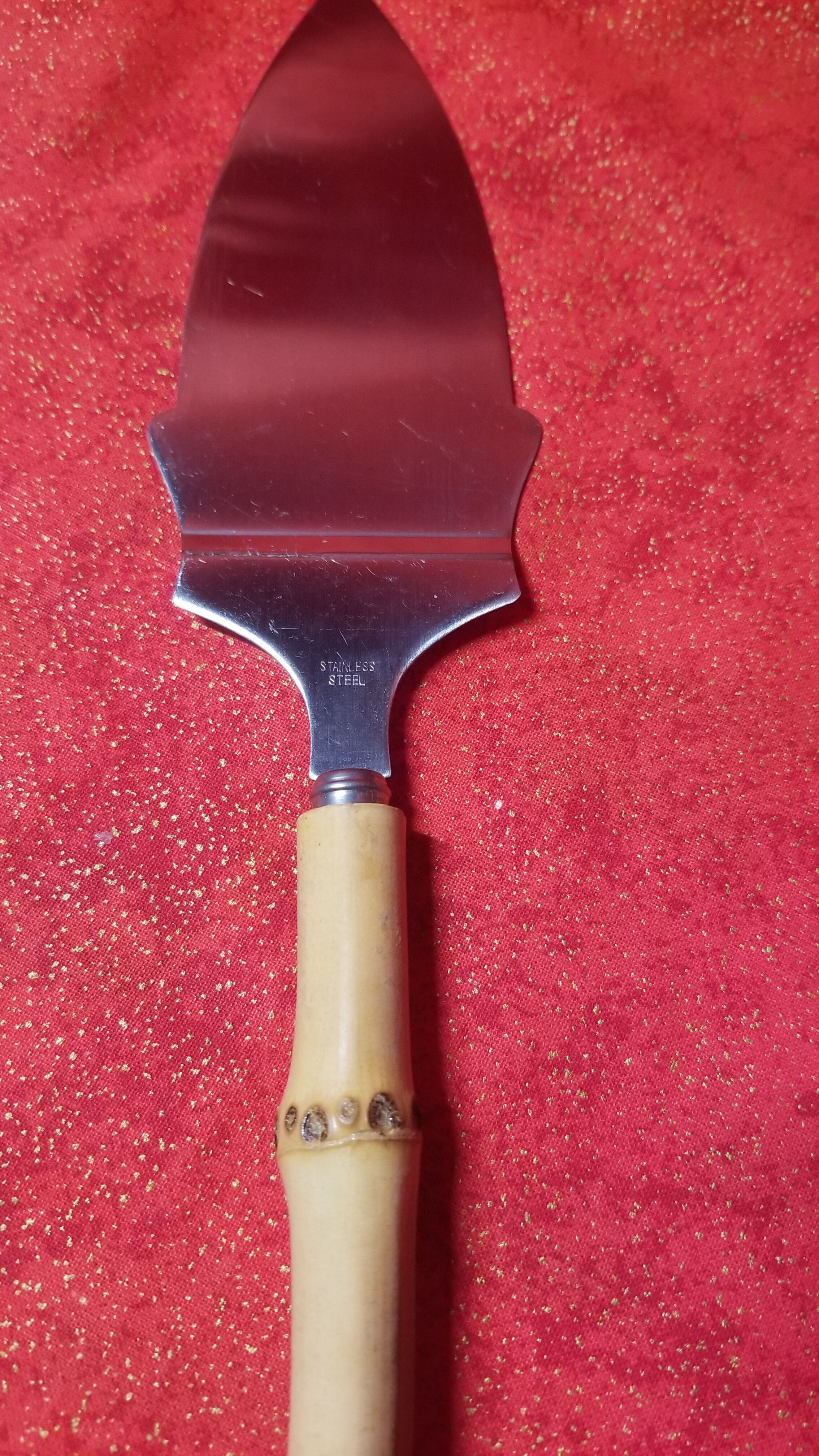 Cake cutlery service