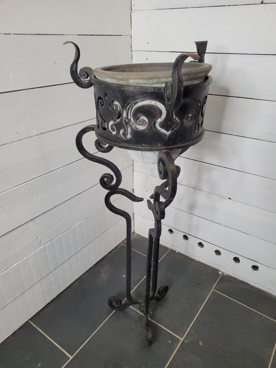 Jardinière en fer forgé