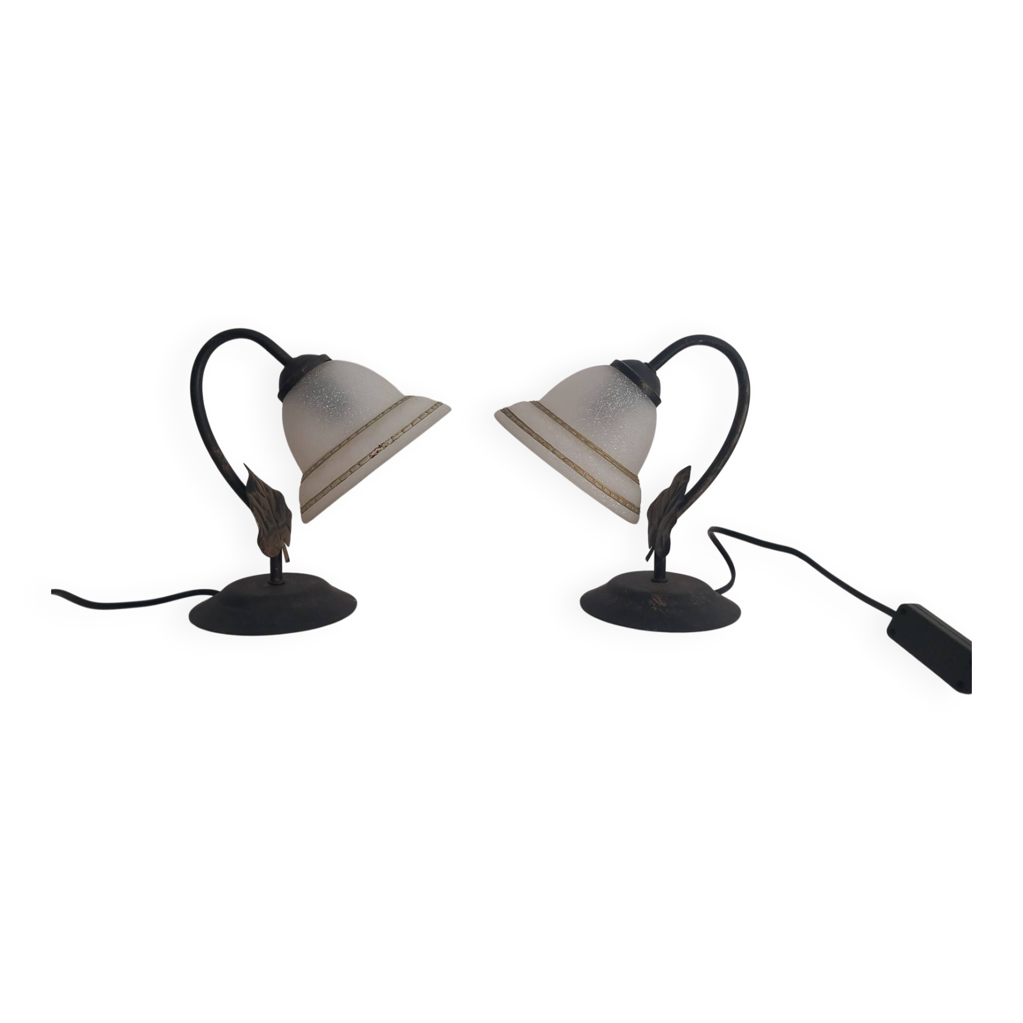 Pair of lamps in iron and satin glass – Florentine style / Art Nouveau