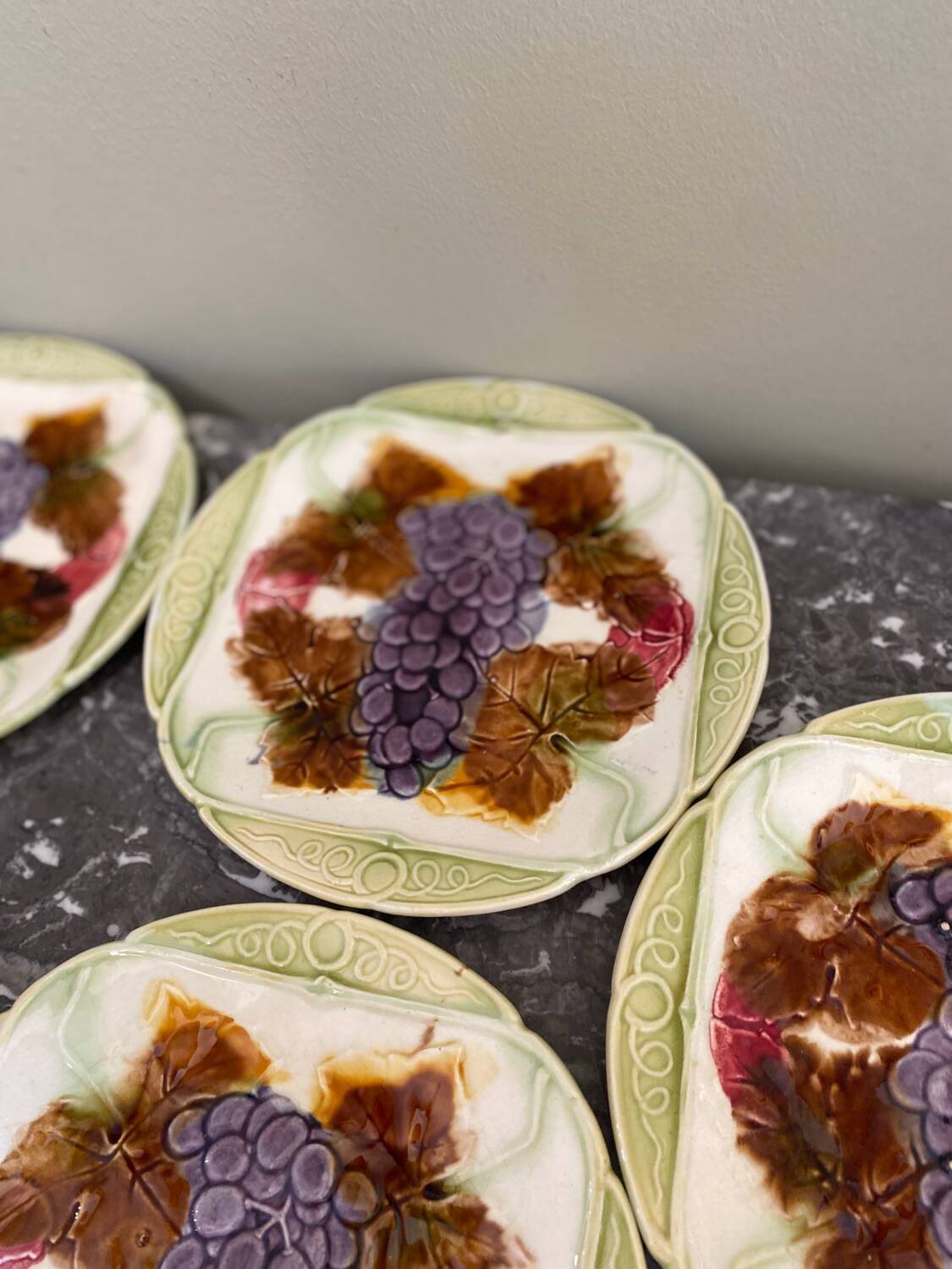 5 assiettes en barbotine