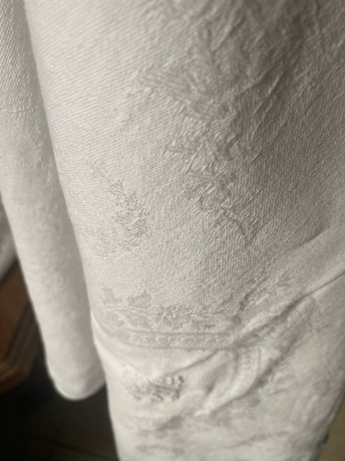 3 white tea towels in damask cotton thread with BN monogram.