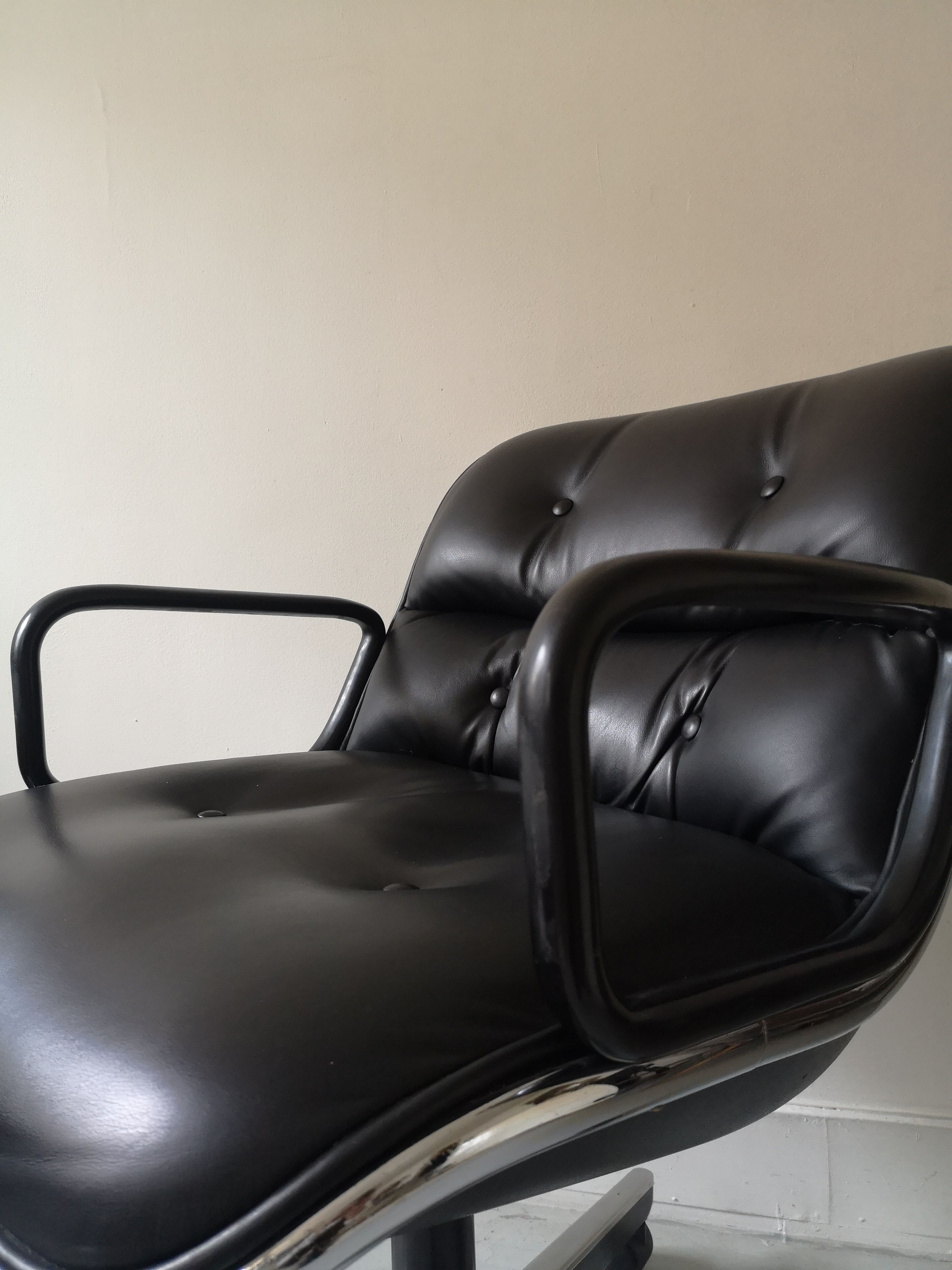 Fauteuil de bureau en cuir noir by Charles pollock pour Knoll,1970