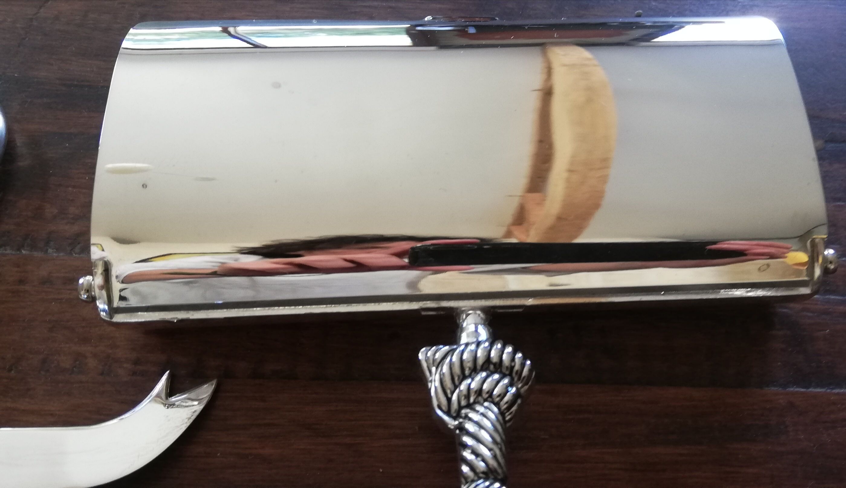 Butter maker together foie gras and cheese and picks up silea crumbs