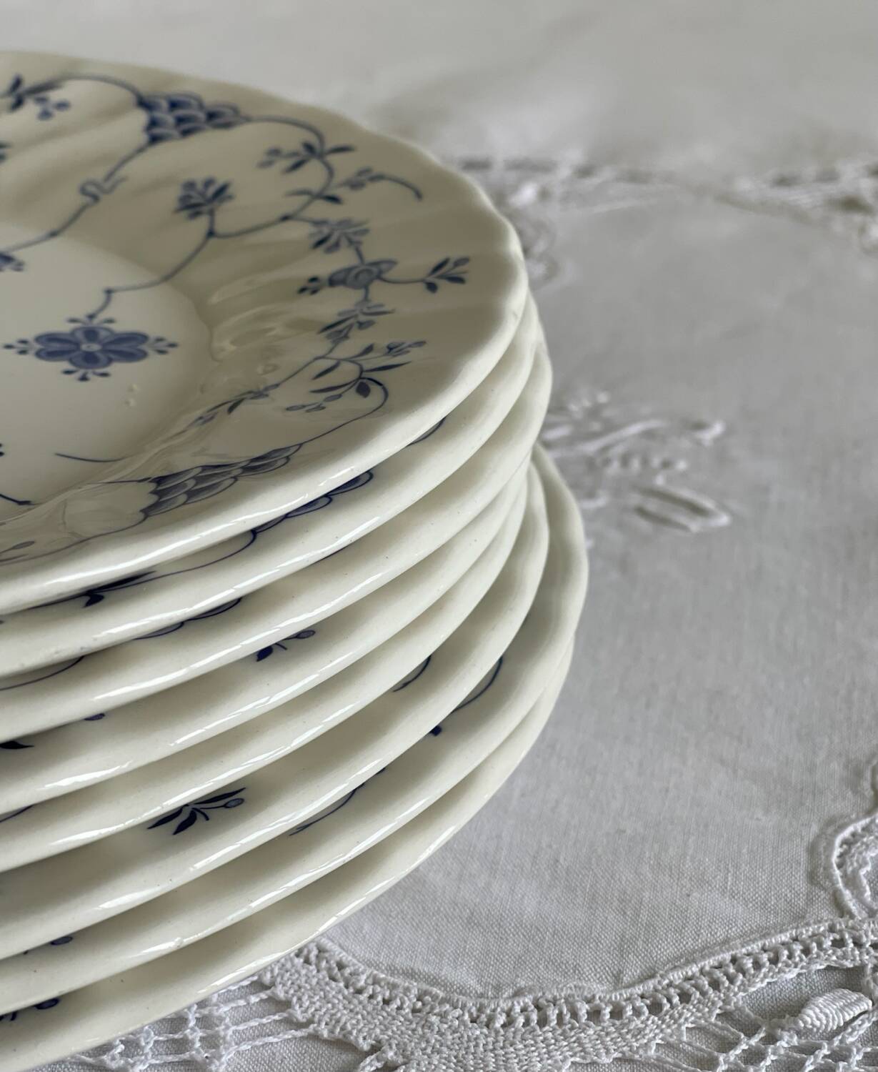 8 English dinner plates