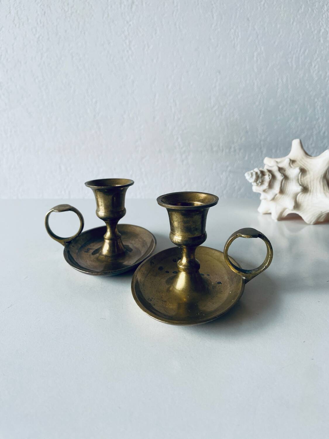 Paire de bougeoirs pouciers en laiton