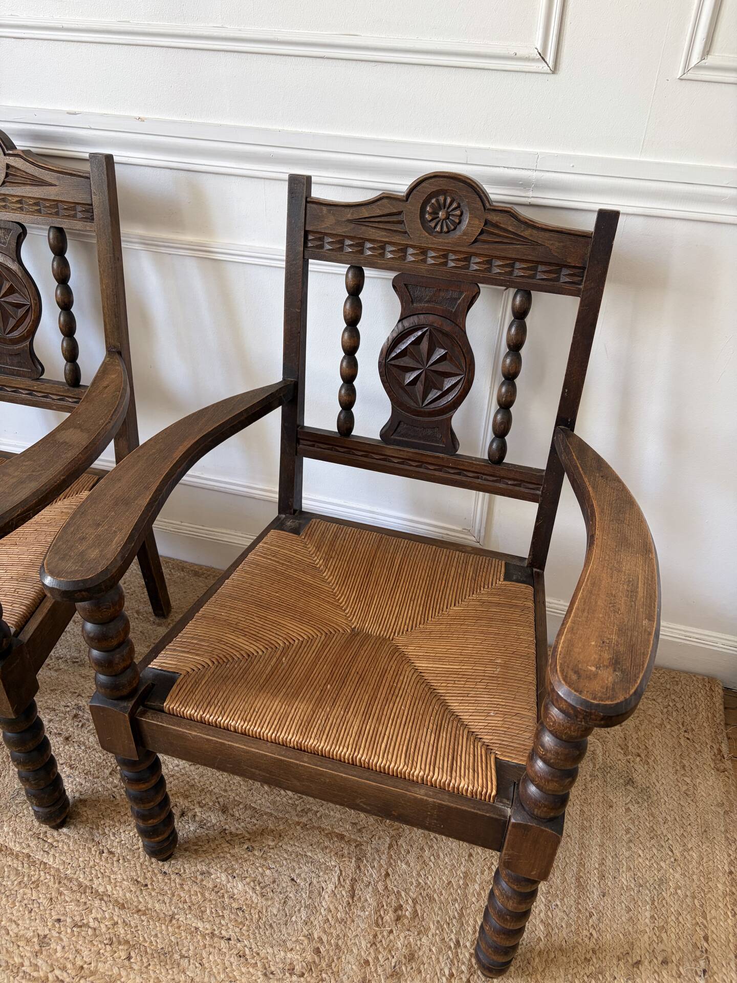 Paire de fauteuils rustiques esprit Charles Dudouyt