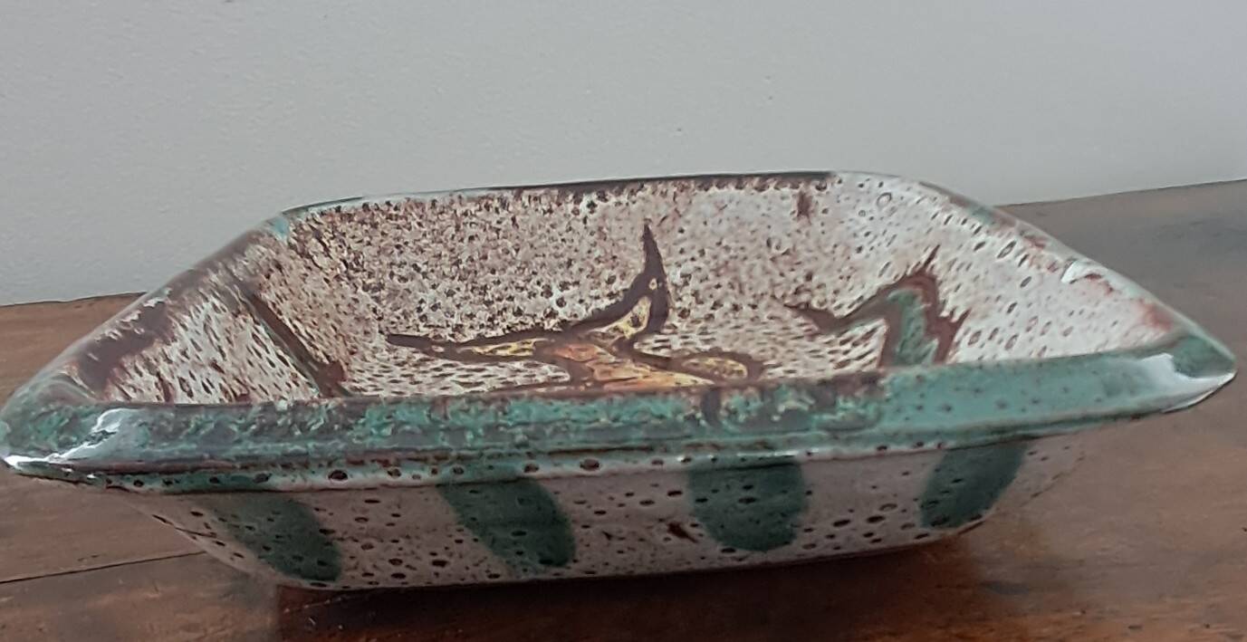 Vallauris plate, fish decoration. Signature D.E.