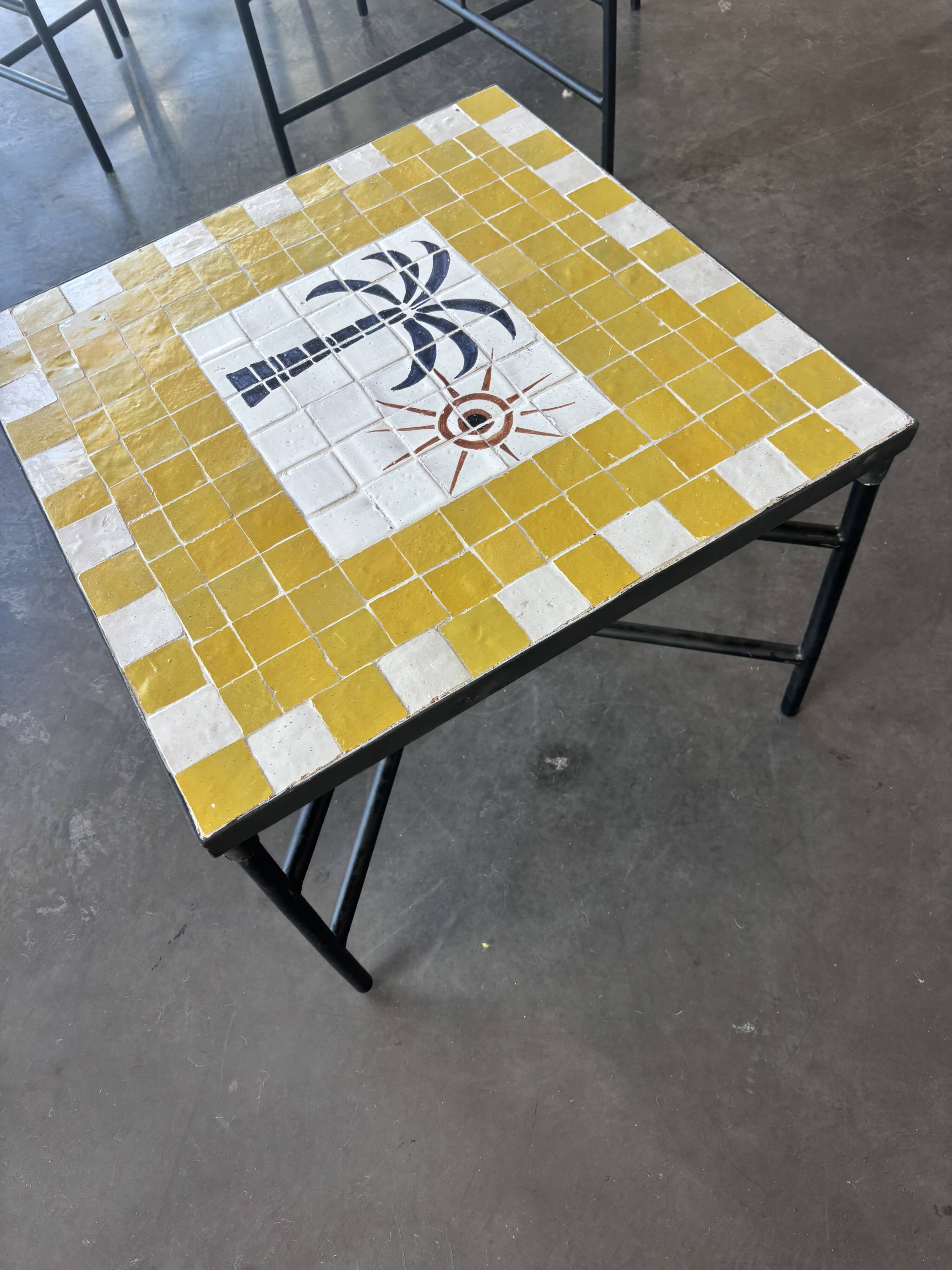 Table basse carrée en zellige jaune, décor palmier