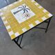 Table basse carrée en zellige jaune, décor palmier