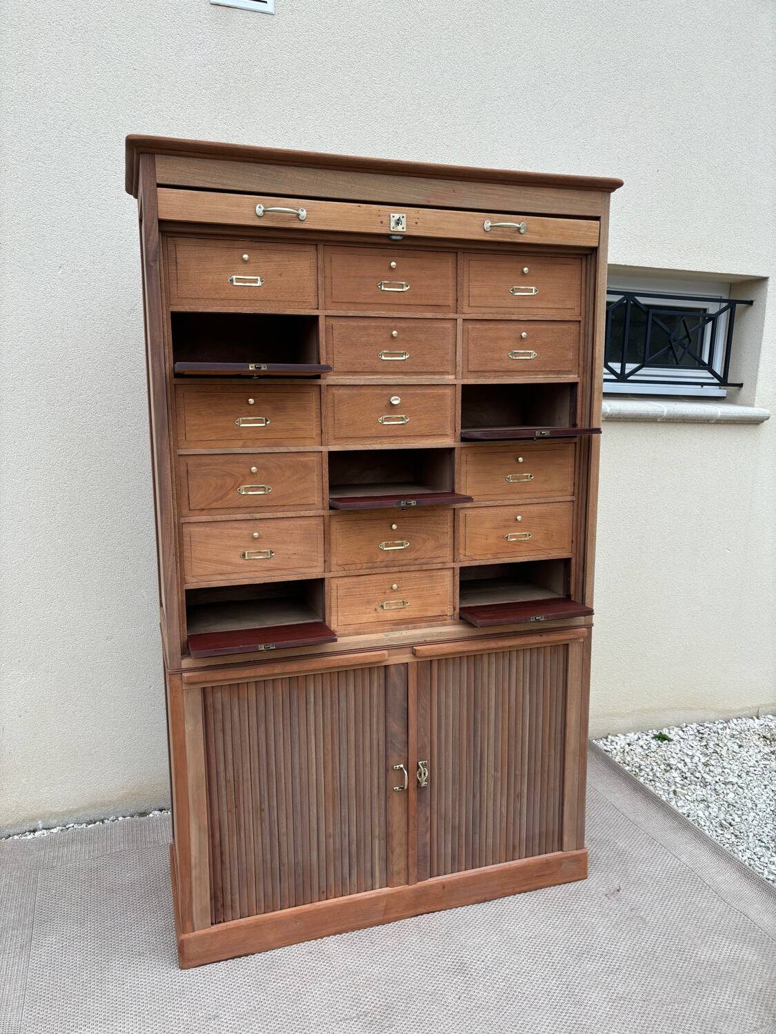 Cardboard cabinet, notary's cabinet with flaps