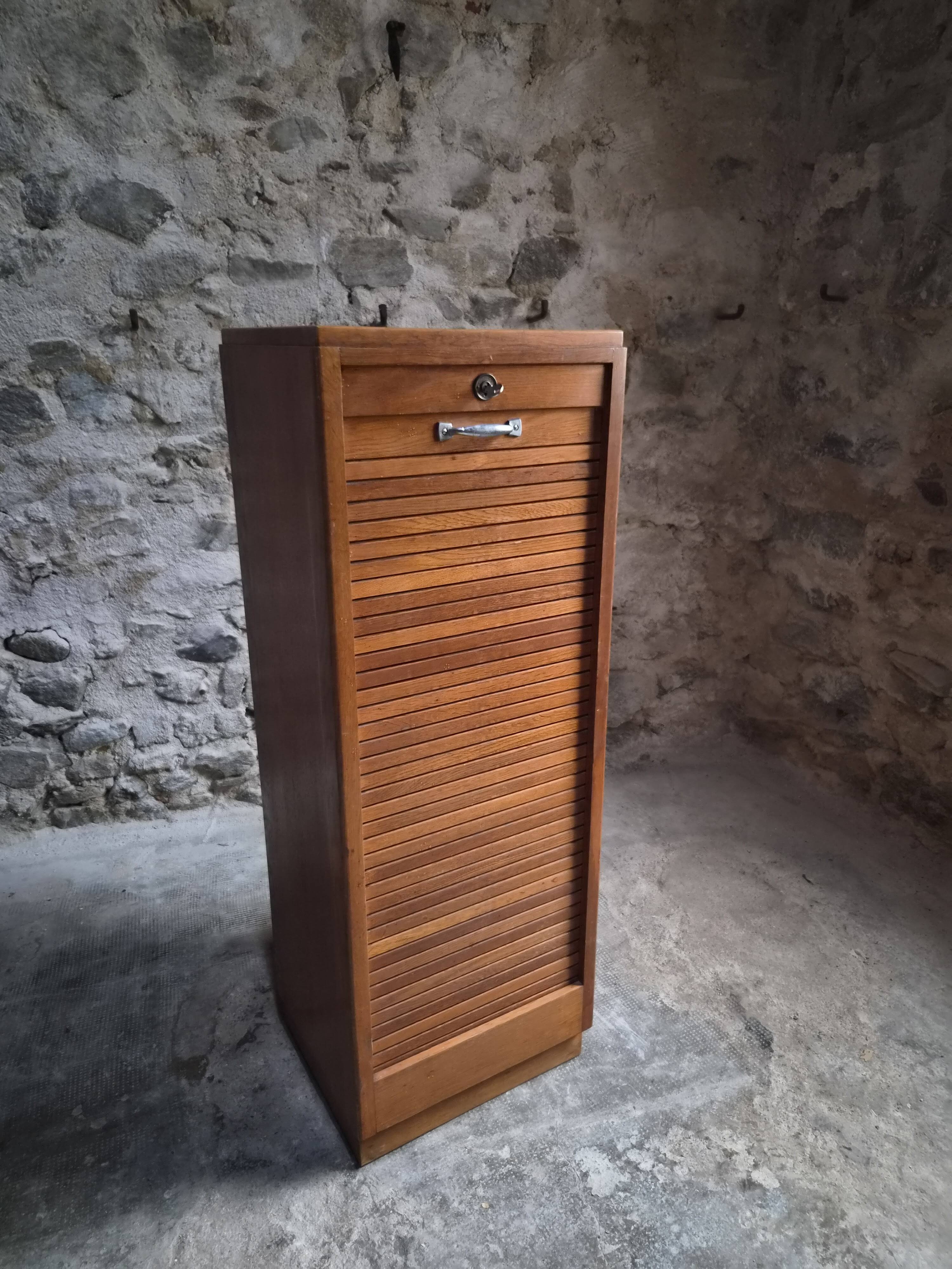 Armoire à rideau vintage en chêne | France | 1960s–1970s