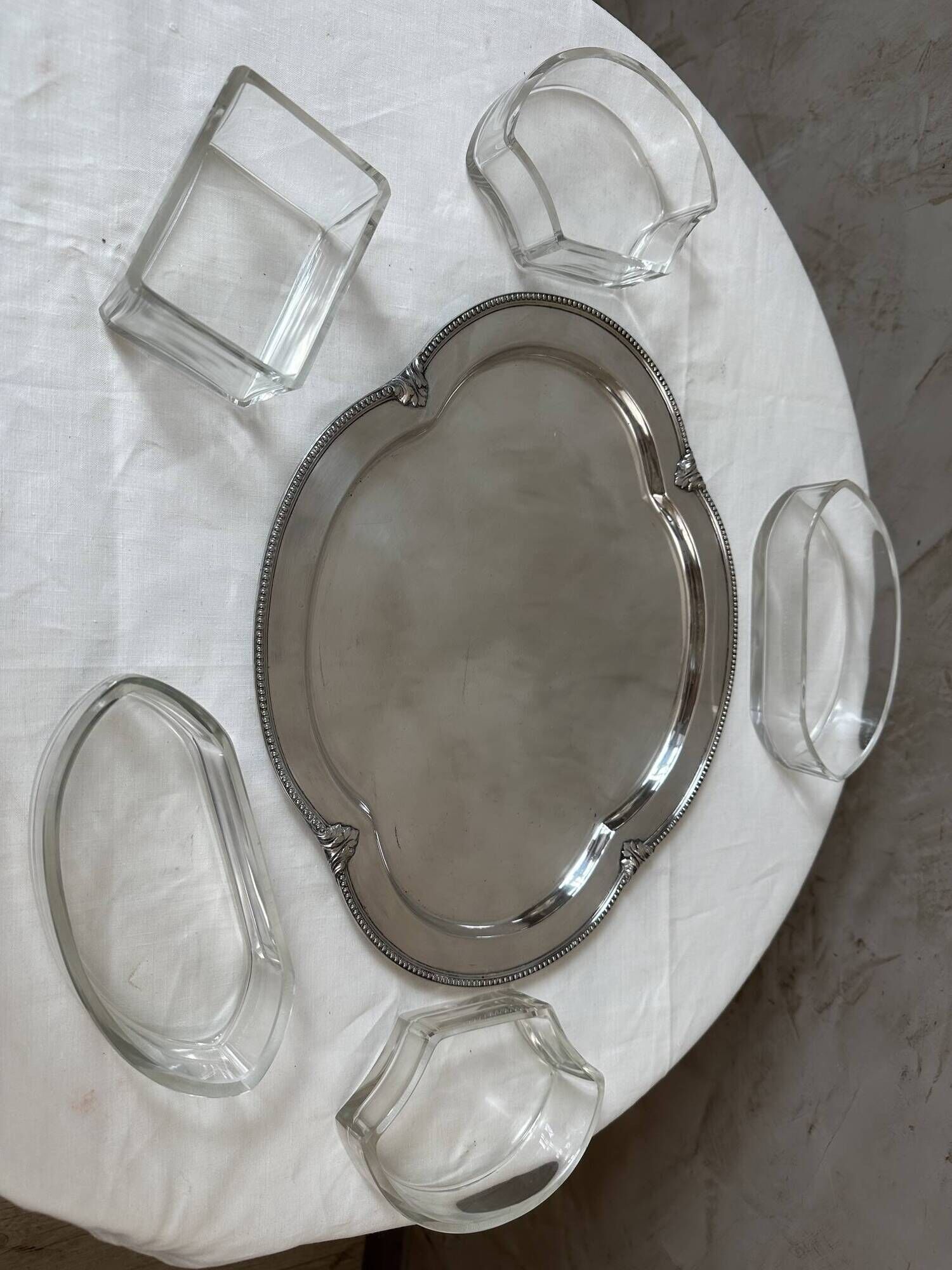 Plat de service en métal argenté