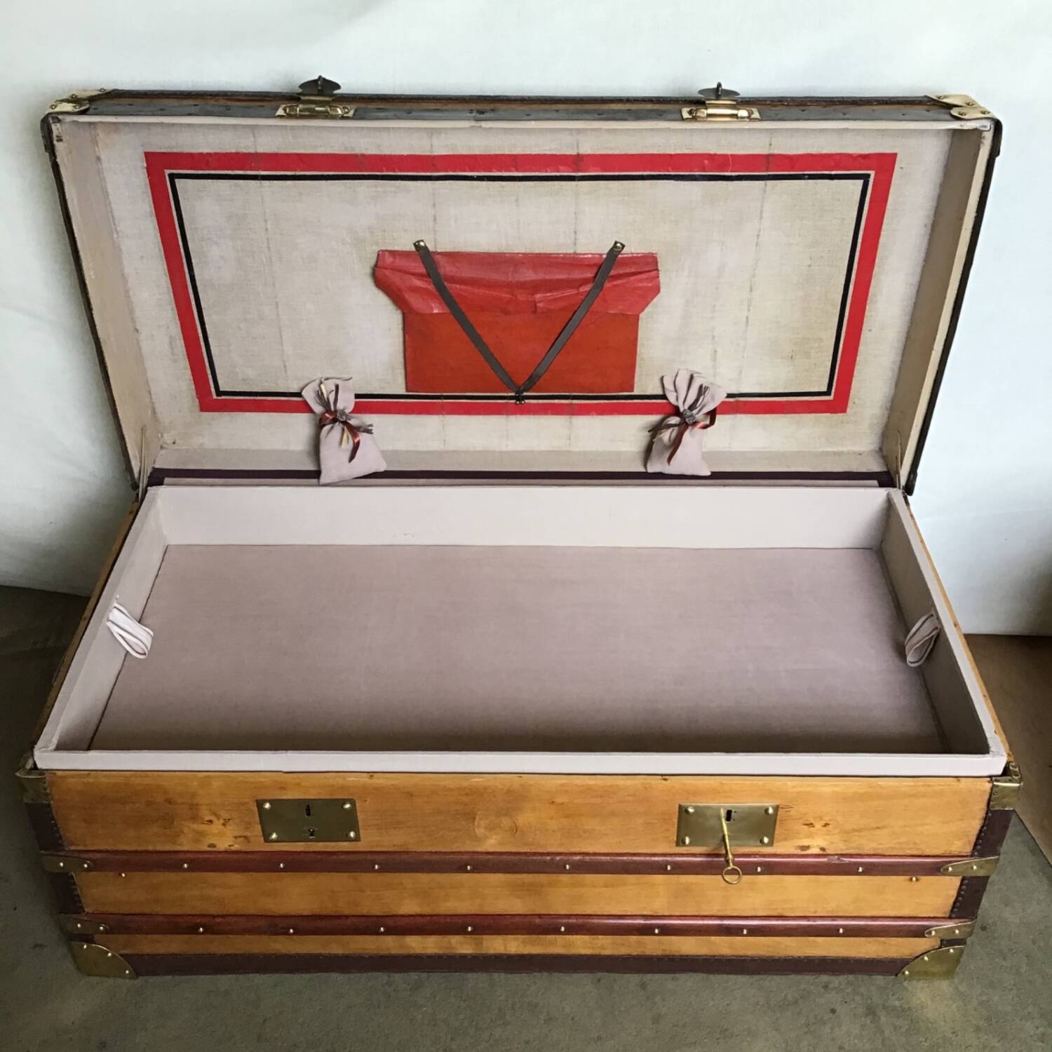 Old trunk Courrier le Louvre Rivoli Paris 1900