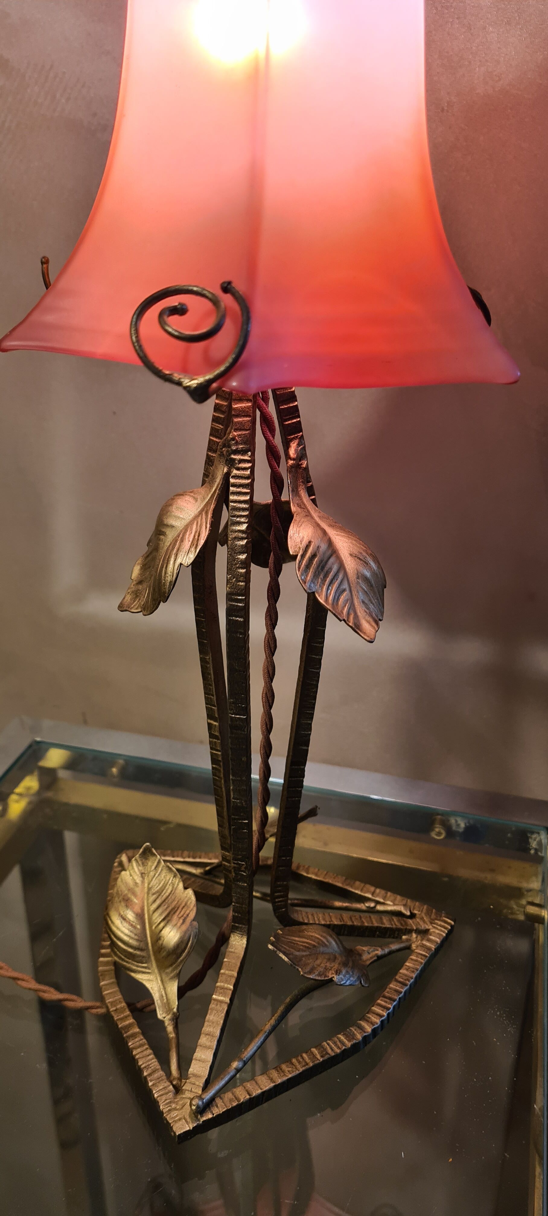 Wrought iron lamp from 1920 to 30, with gold patina with pretty pink tulip 39x16